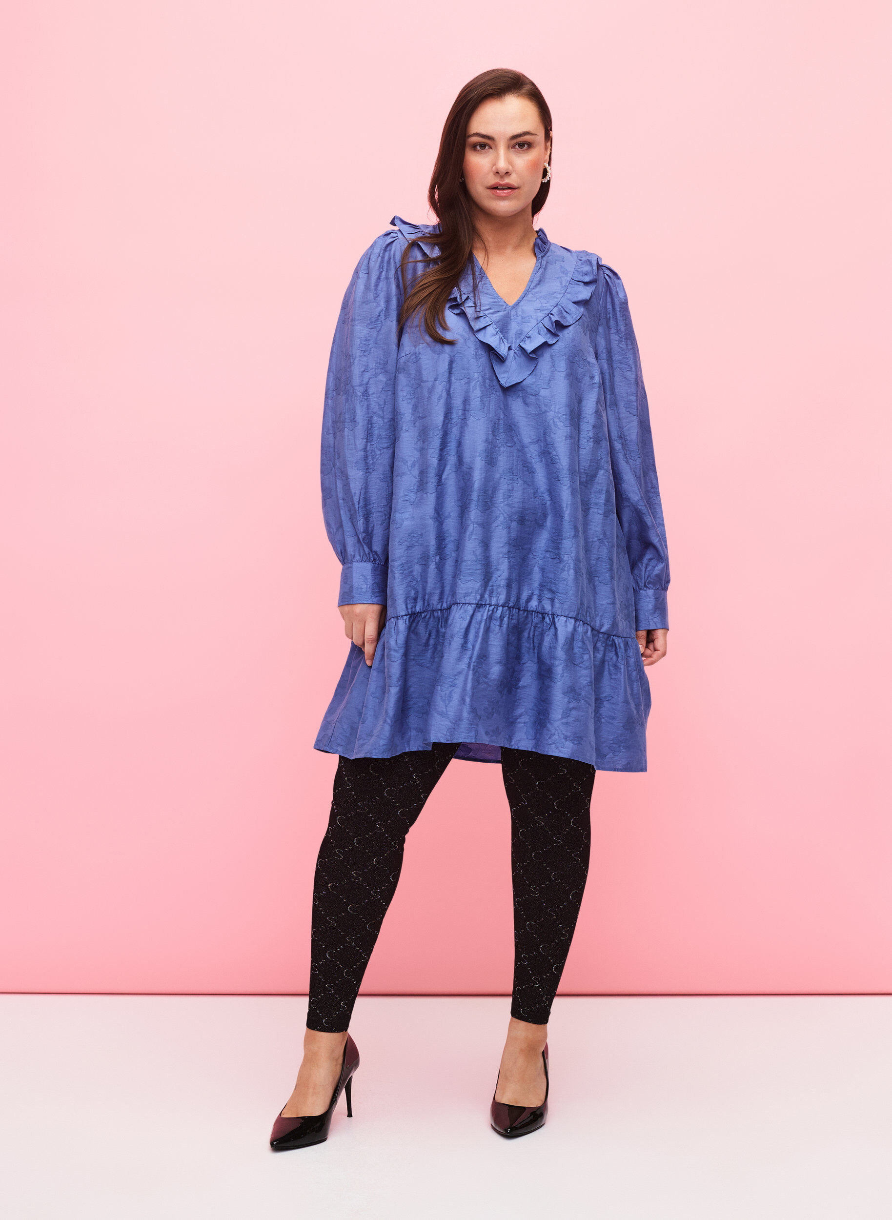 Zizzi Nahtlose Leggings mit silberfarbenem Muster, Black, Model image number 2