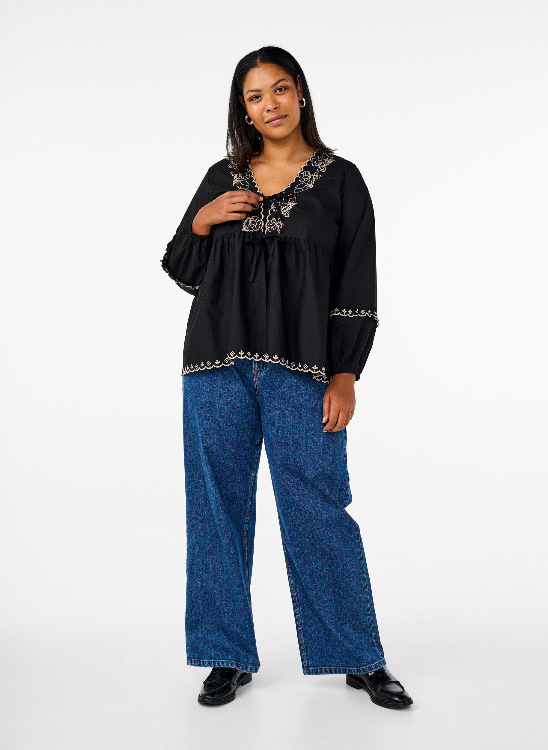 Zizzi Bluse mit offener Vorderseite und aufwendigen Stickereien, Schwarz, Model image number 1