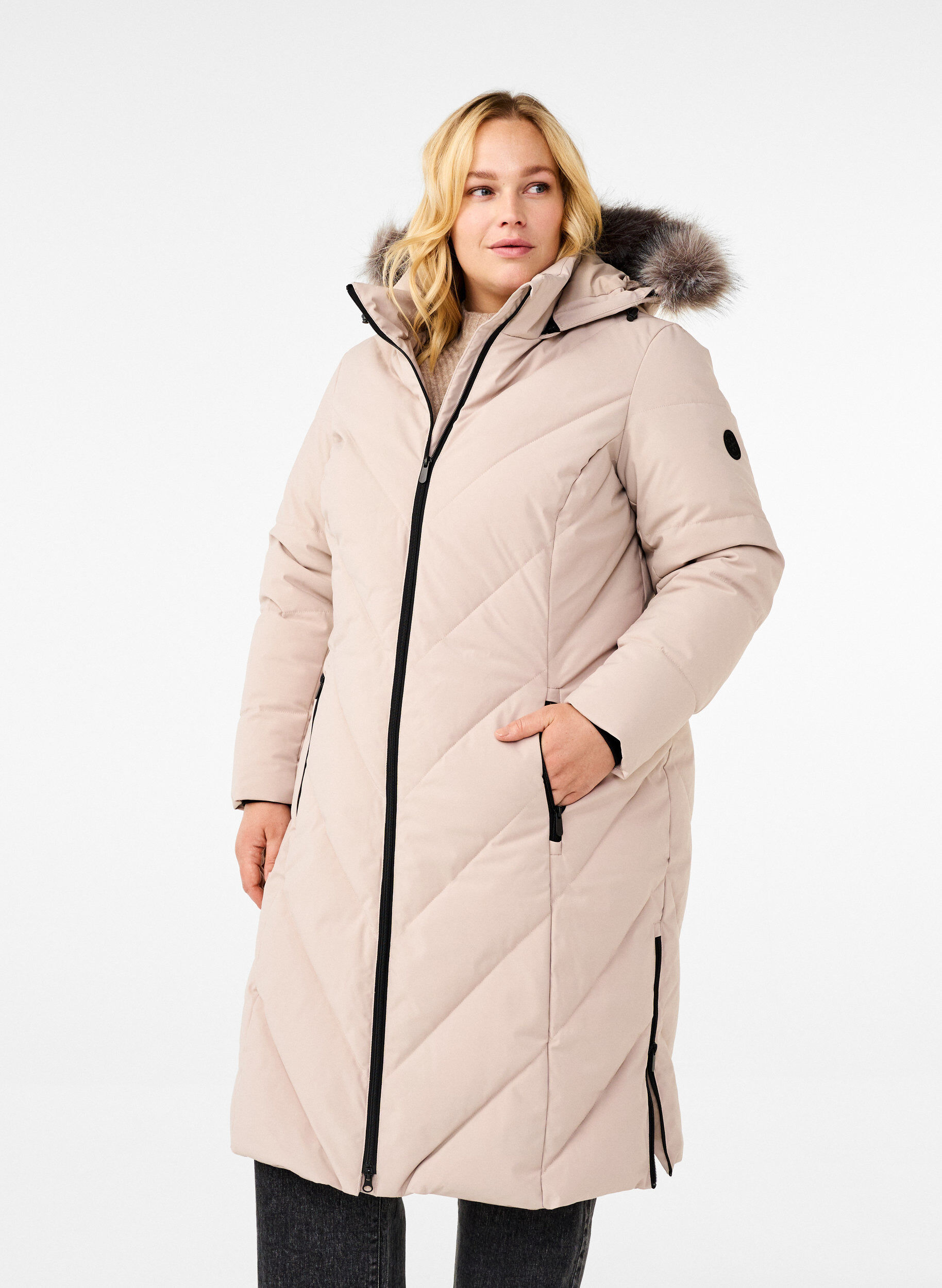 Langer Wintermantel mit Hakenverschl&uuml;ssen und Kunstfellkragen, Beige, Model