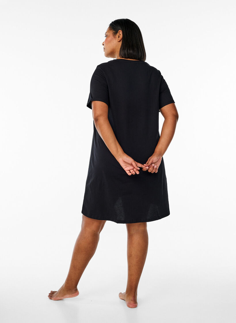 Kurz&auml;rmeliges Nachthemd aus Bio-Baumwolle, Schwarz, Model image number 2