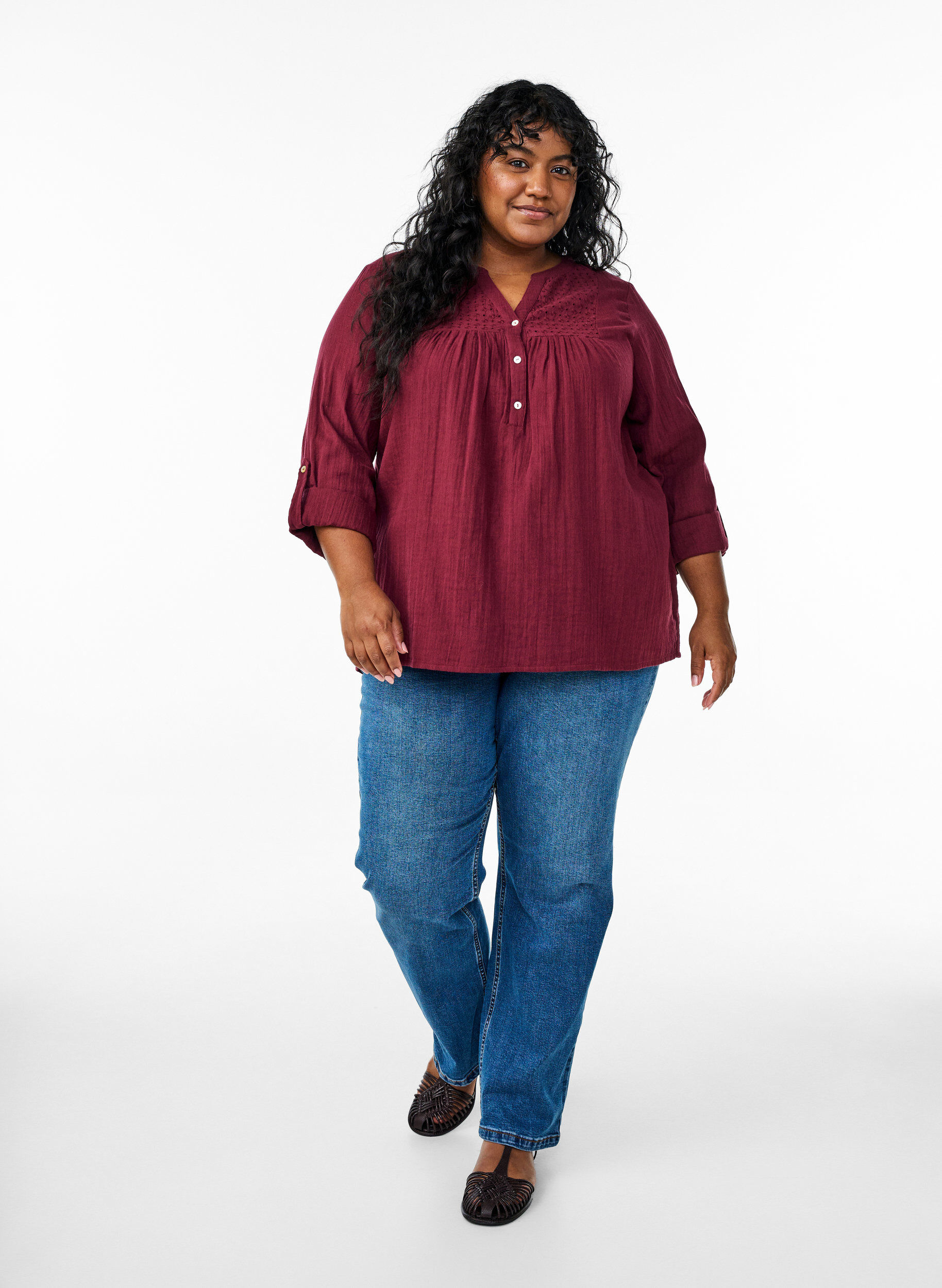 Zizzi Blouse en mousseline de coton avec broderie anglaise, Bordeaux fonc&eacute;, Model image number 1