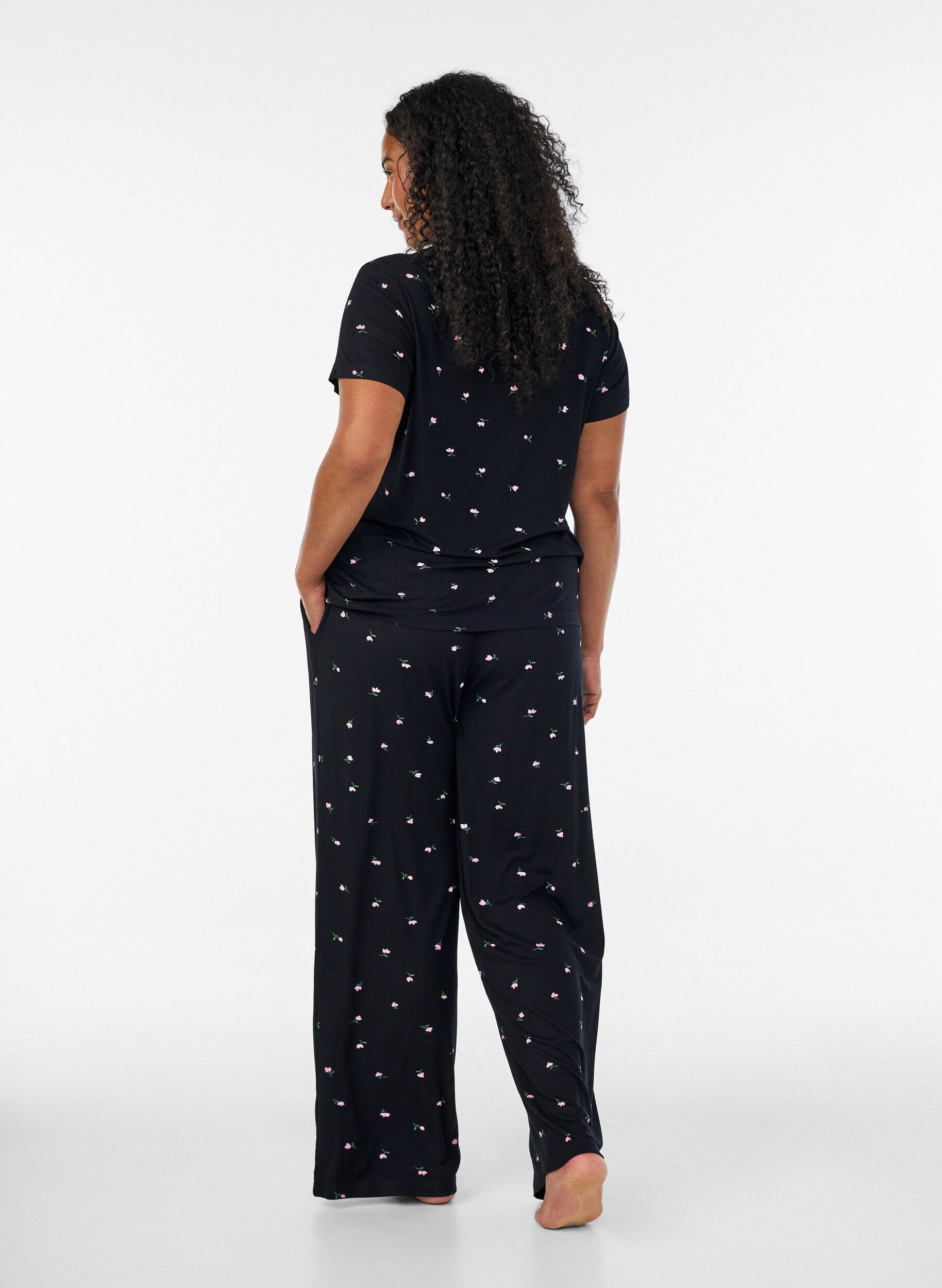 ZizziBas de pyjama c&ocirc;tel&eacute; &agrave; imprim&eacute; floral, Noir, Model image number 2
