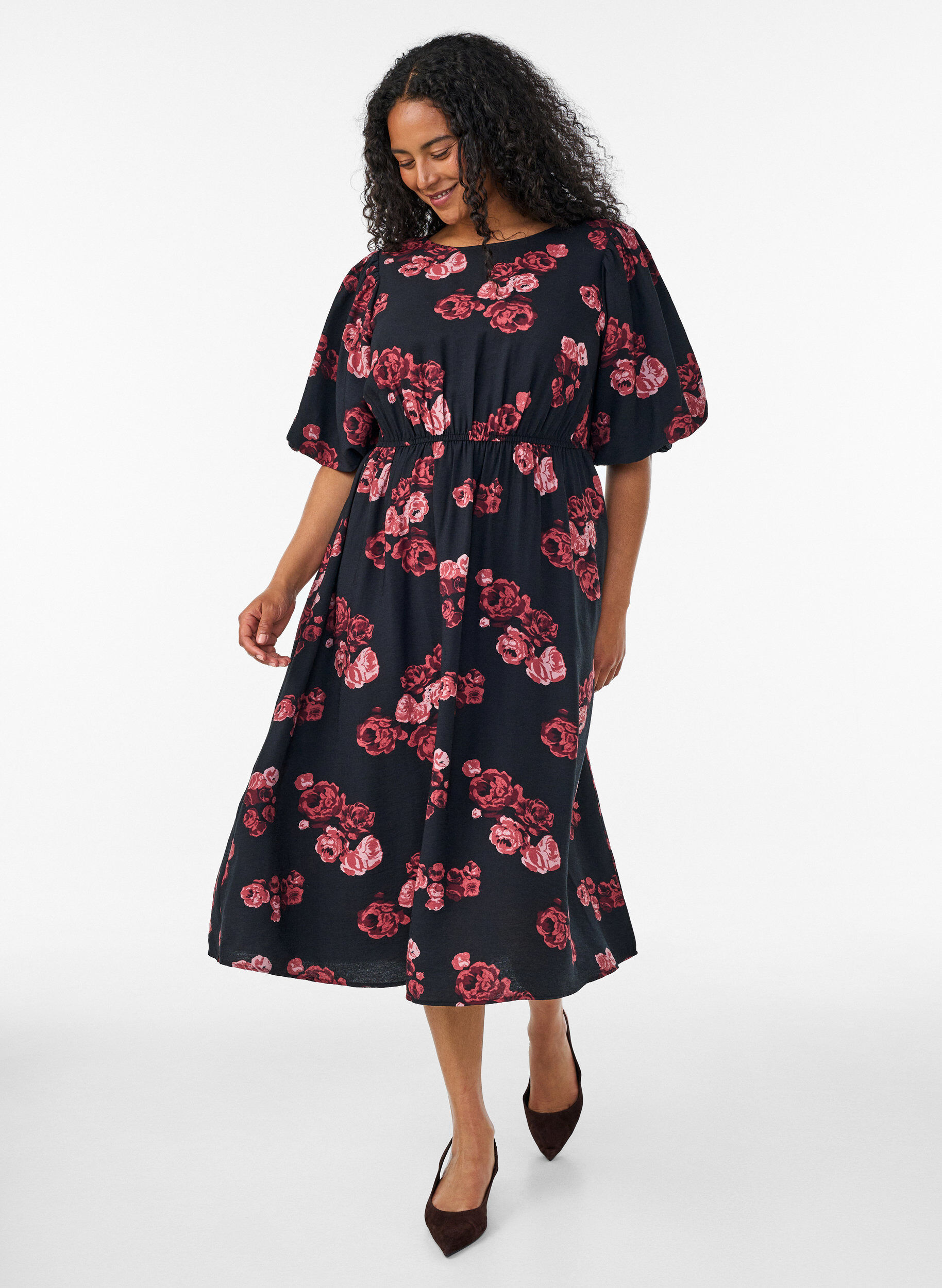ZizziMidikleid mit Rosenprint und kurzen Ballon&auml;rmeln, Schwarz, Model image number 0