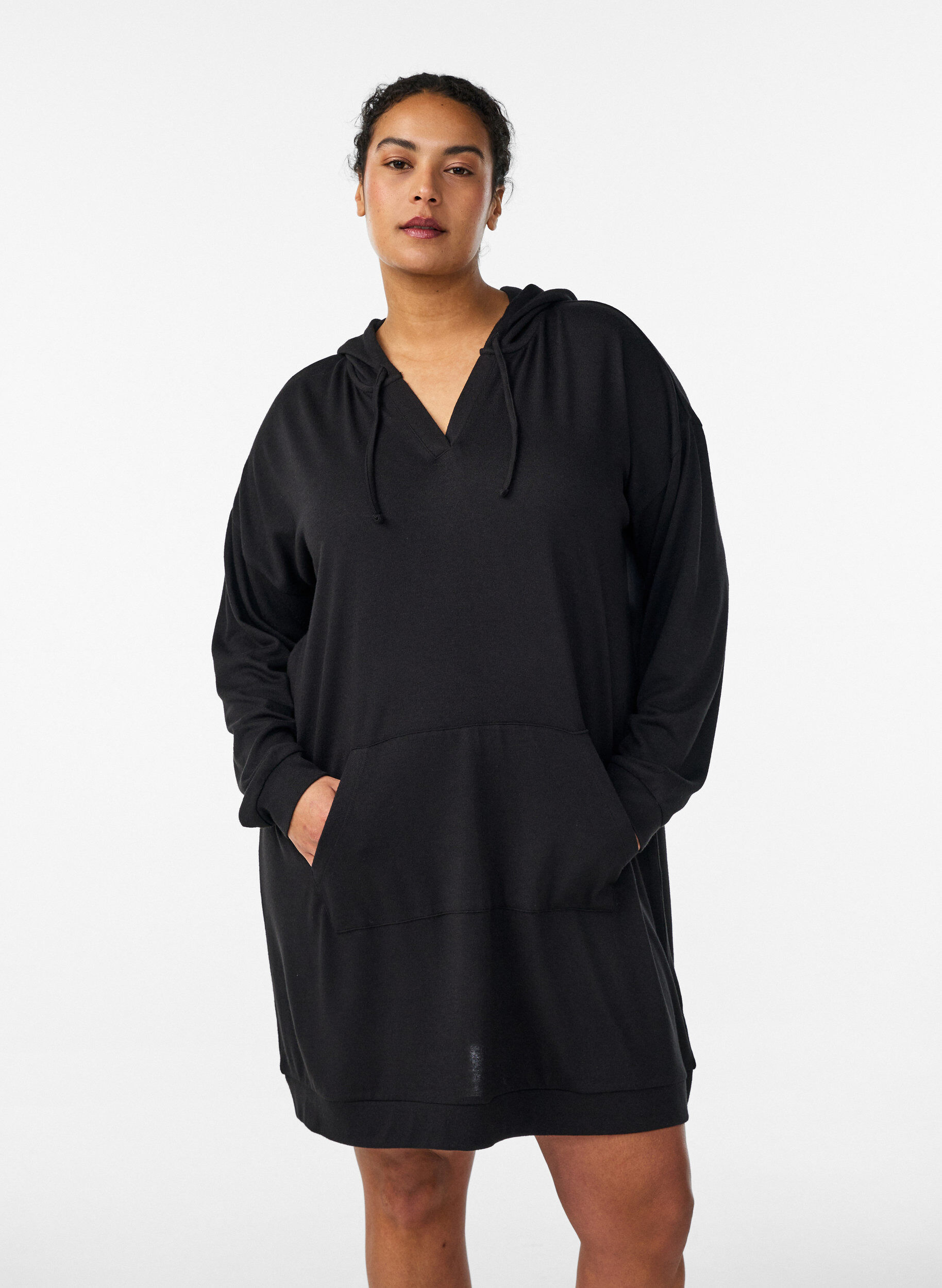 Zizzi Kurzes Hoodie-Kleid mit K&auml;ngurutasche, Schwarz, Model image number 0