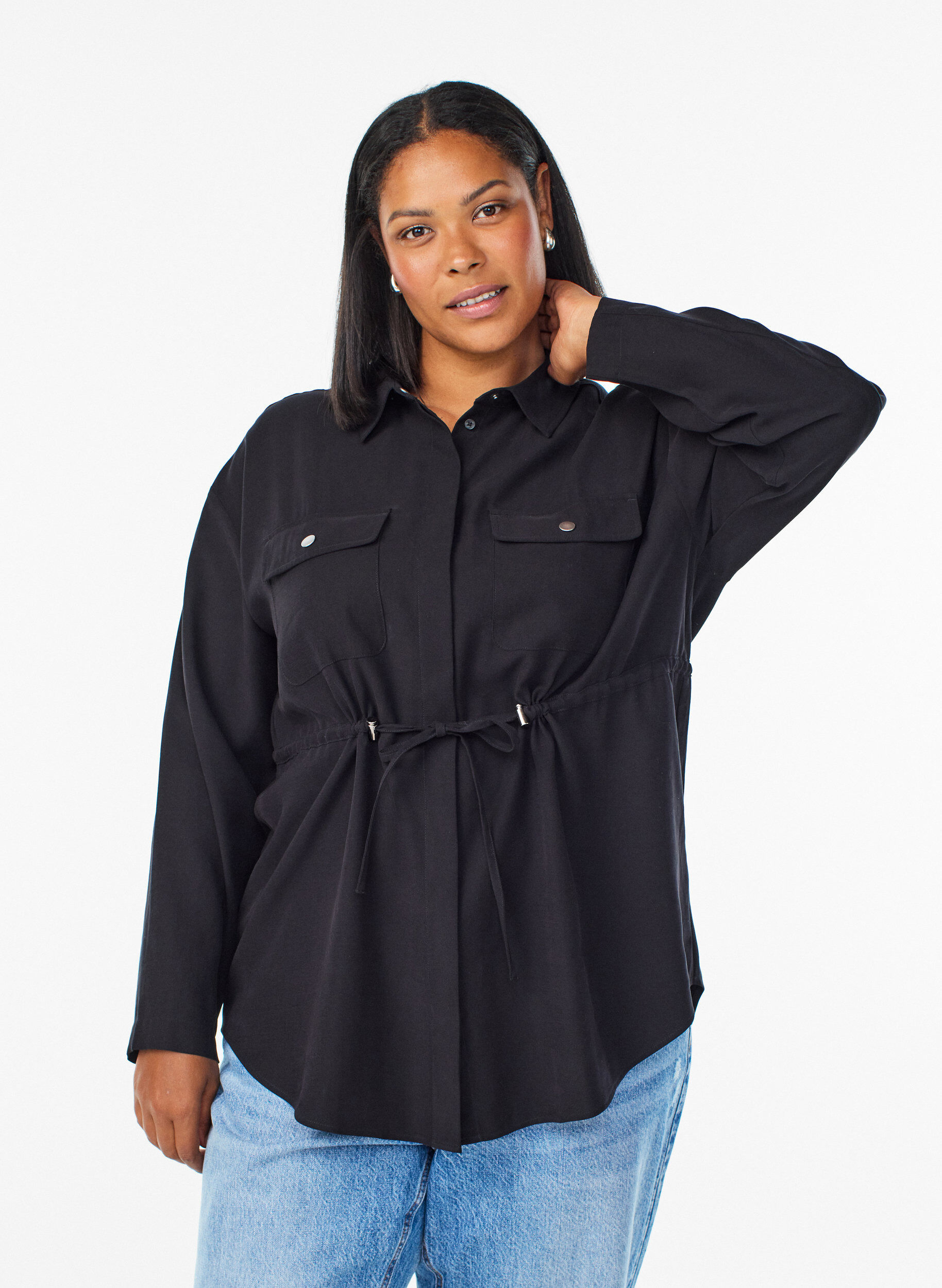 Tunika mit Brusttaschen und verstellbarer Taille, Schwarz, Model