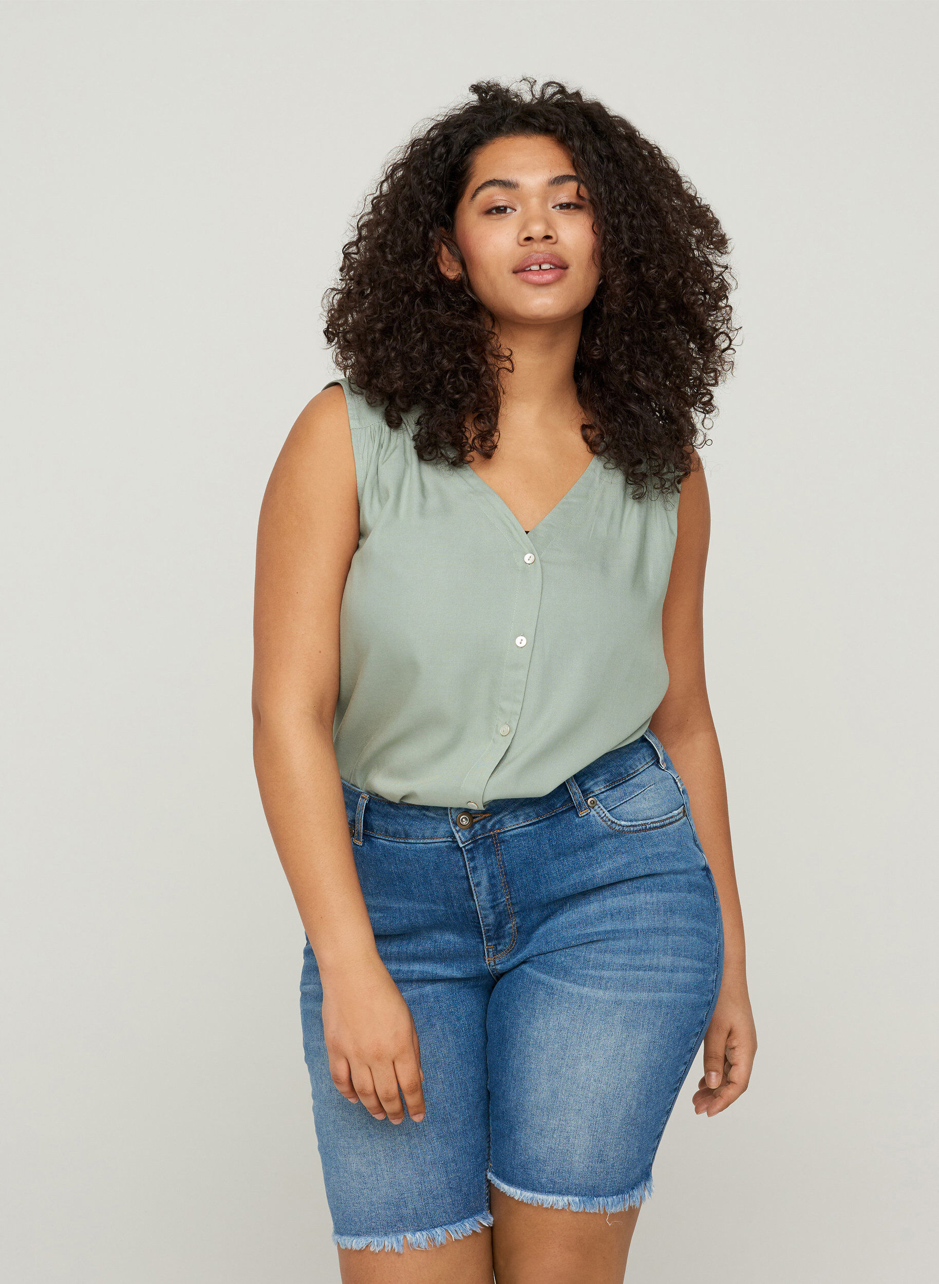 Zizzi Short en jean taille haute avec bords bruts, Dark blue denim, Model image number 0