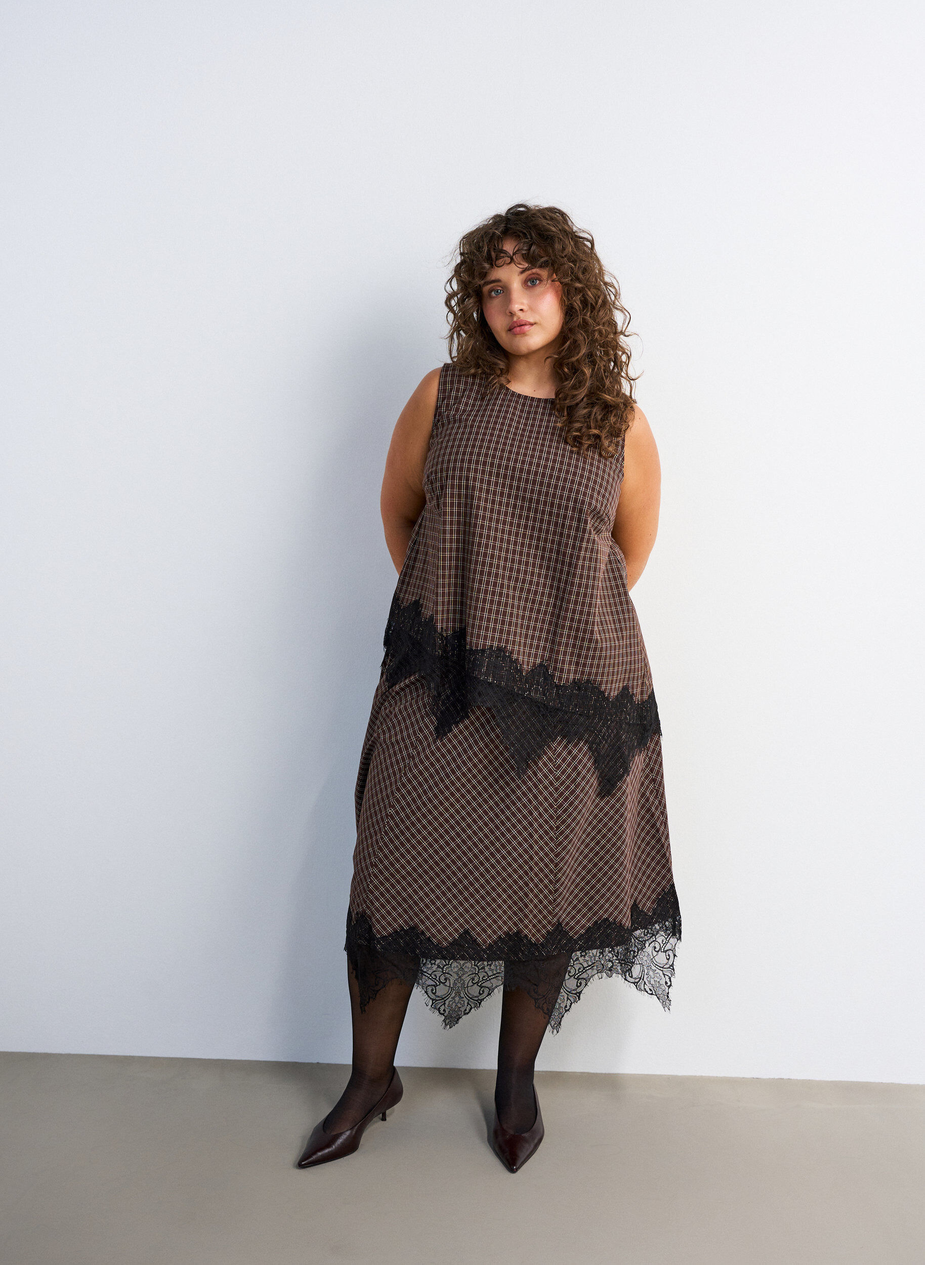 ZizziTop &agrave; carreaux avec bordure asym&eacute;trique en dentelle, Marron, Model image number 1