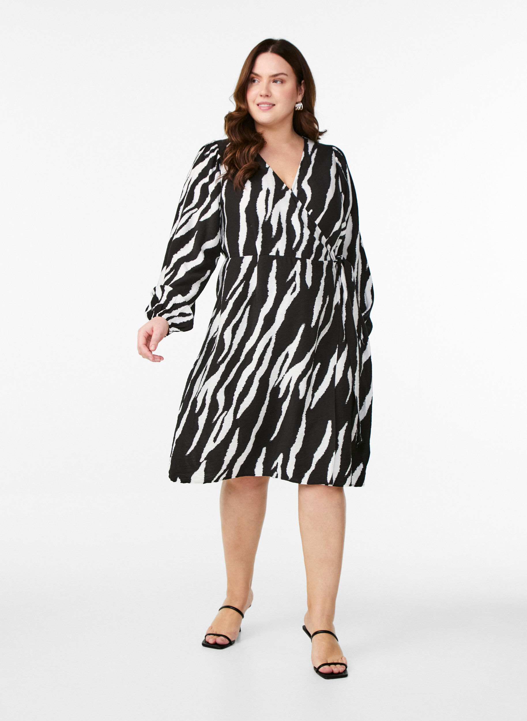 Zizzi Kurzes Wickelkleid mit Zebraprint, Schwarz, Model image number 1