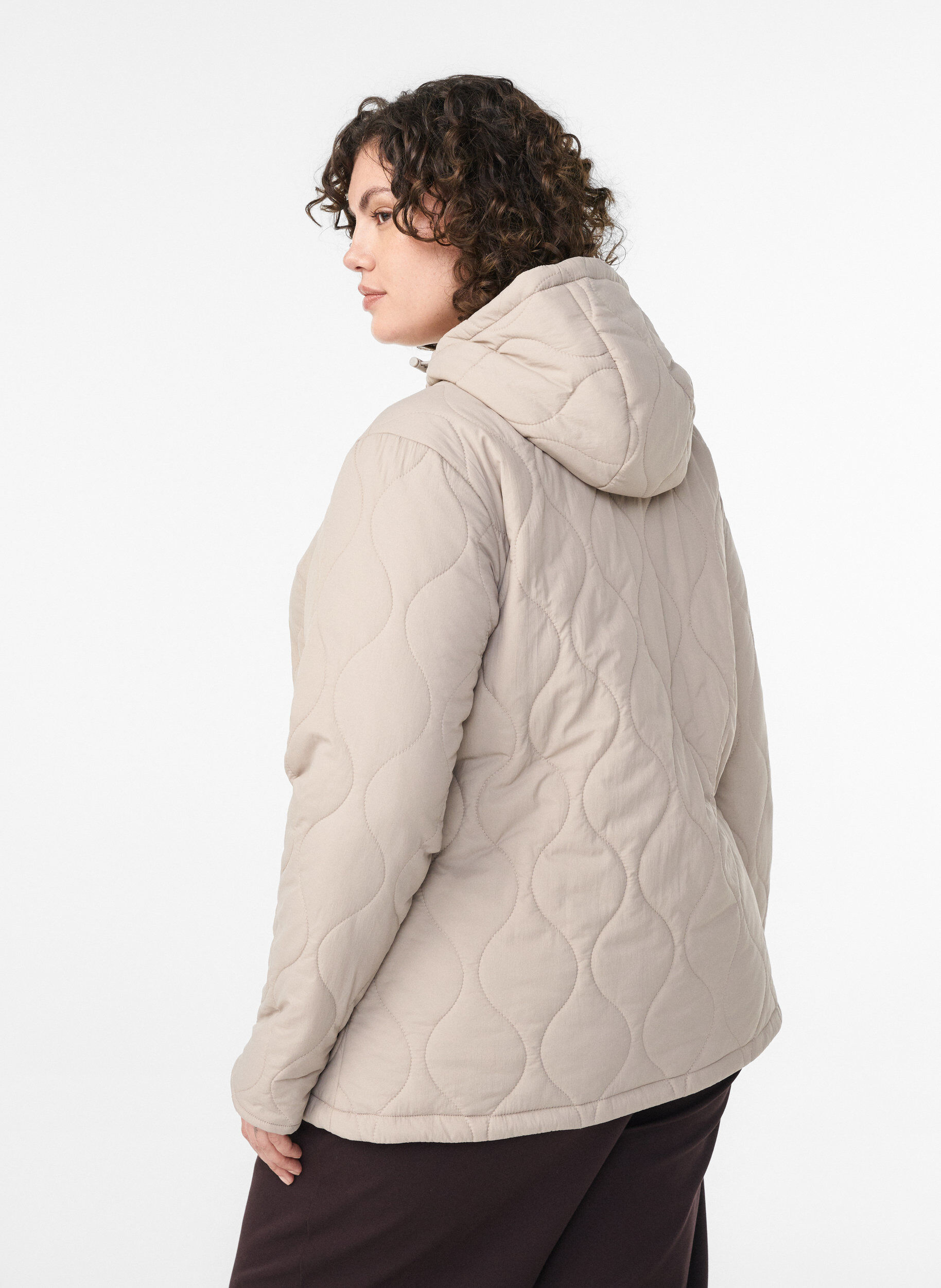 Zizzi Steppjacke mit Kapuze und Taschen, Beige, Model image number 2