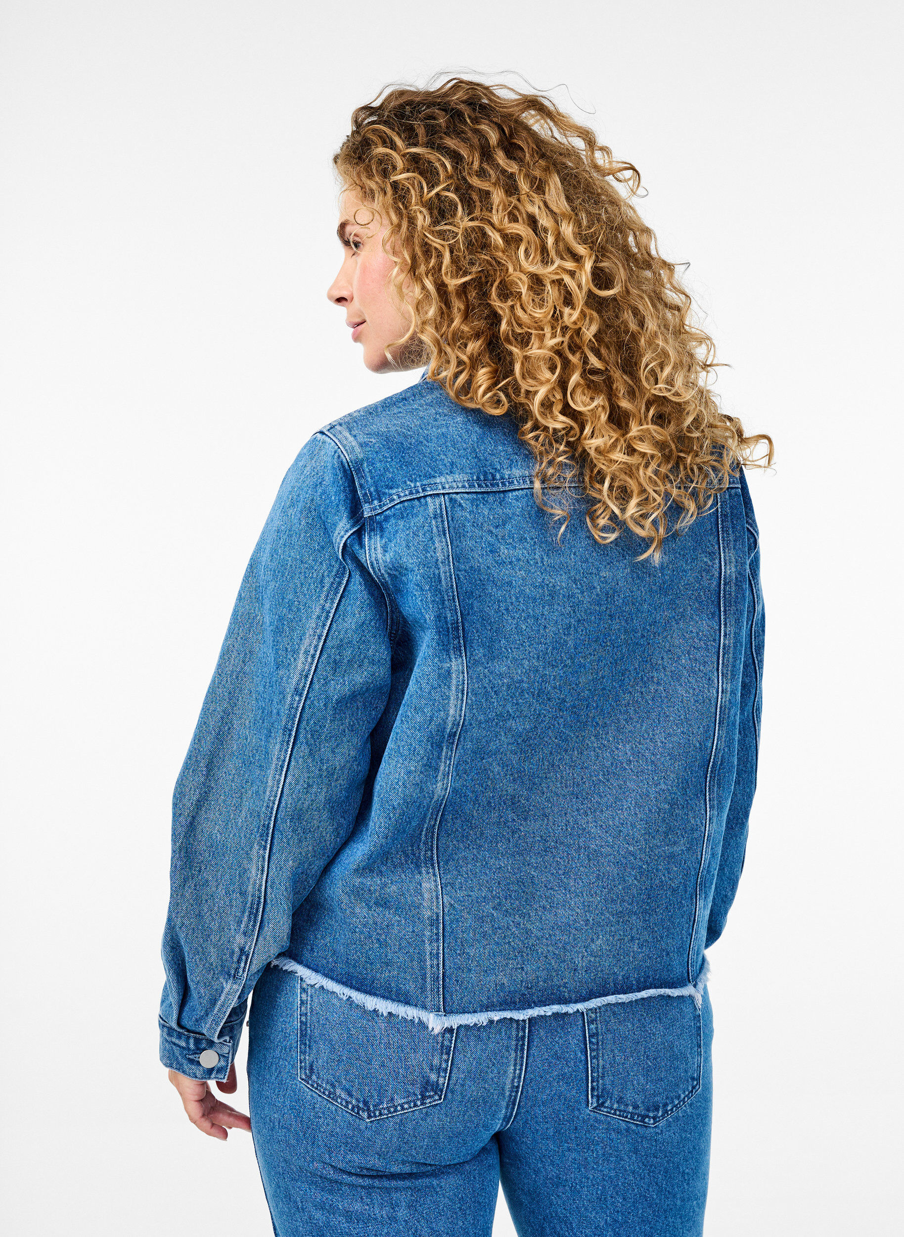 Zizzi Veste en jean &agrave; strass avec un ourlet brut, Bleu, Model image number 2