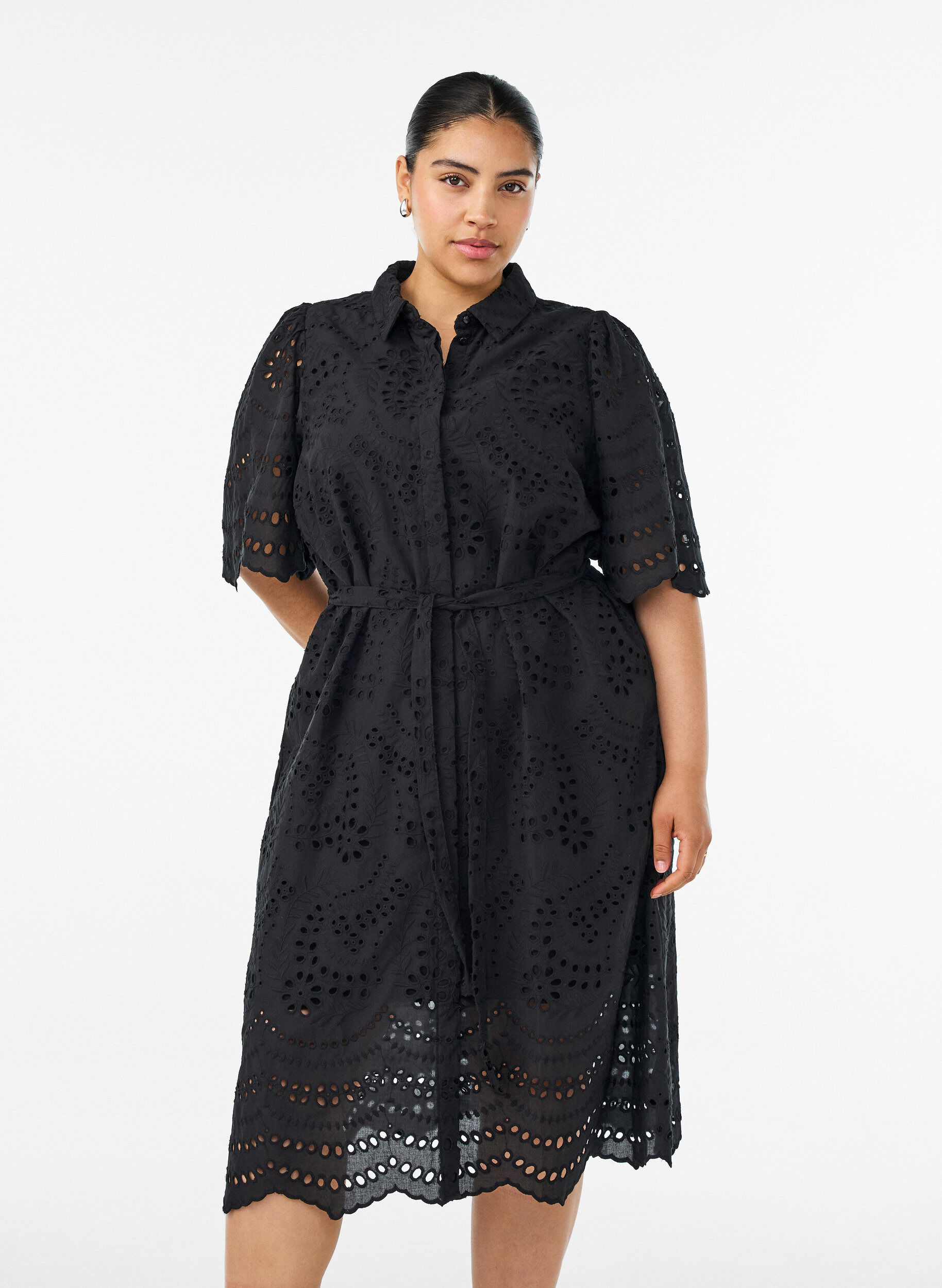 Hemdblusenkleid aus Broderie Anglaise mit Bindeg&uuml;rtel, Schwarz, Model