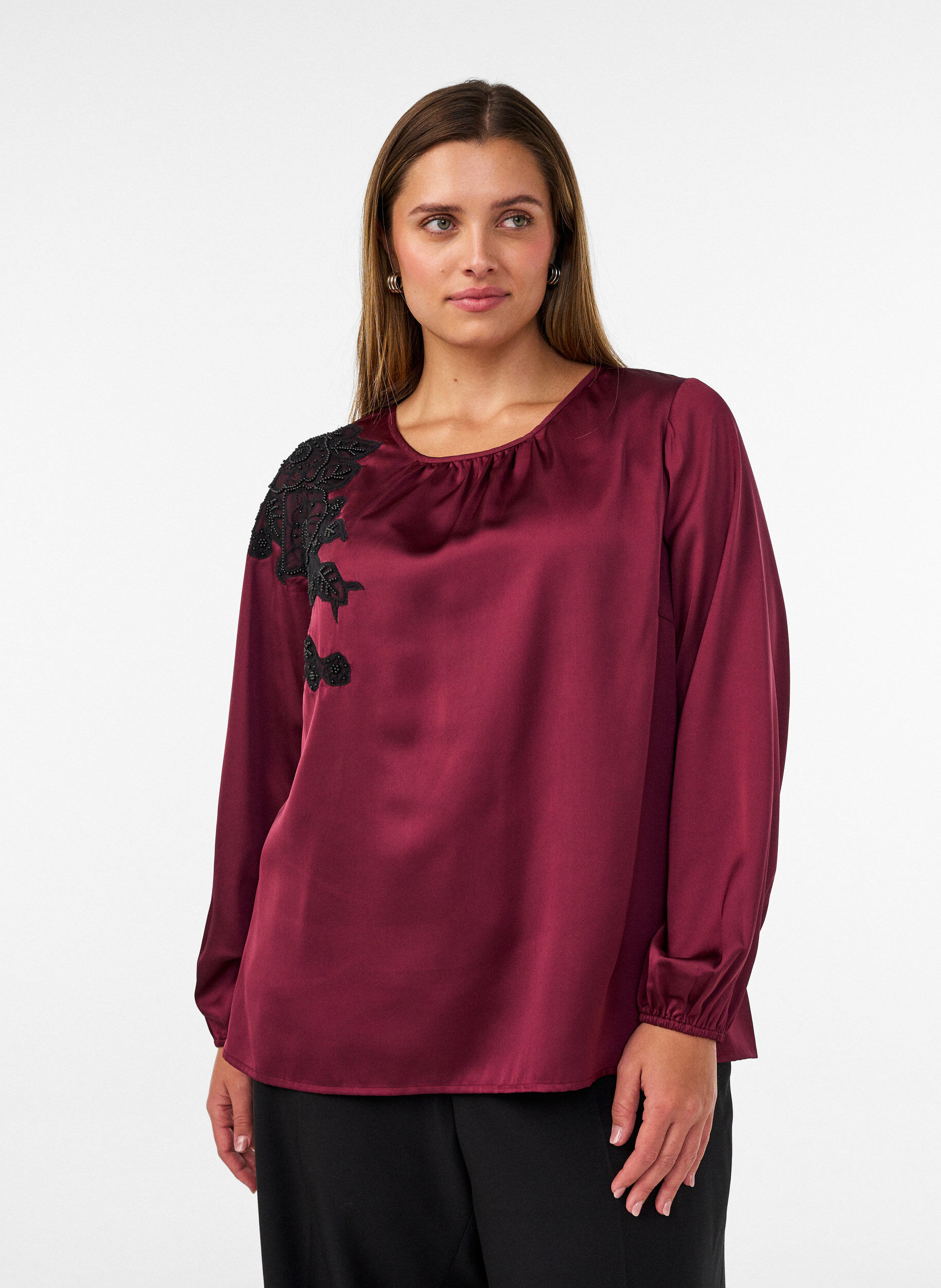 ZizziSatinbluse mit Spitzenapplikation und Perlen, Rot, Model image number 0