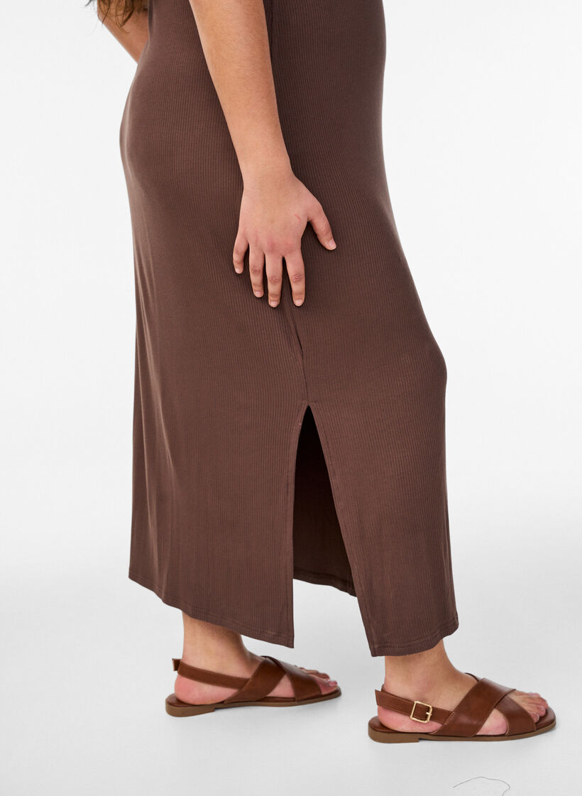 &Auml;rmelloses geripptes Kleid aus Viskose, Braun, Model image number 2
