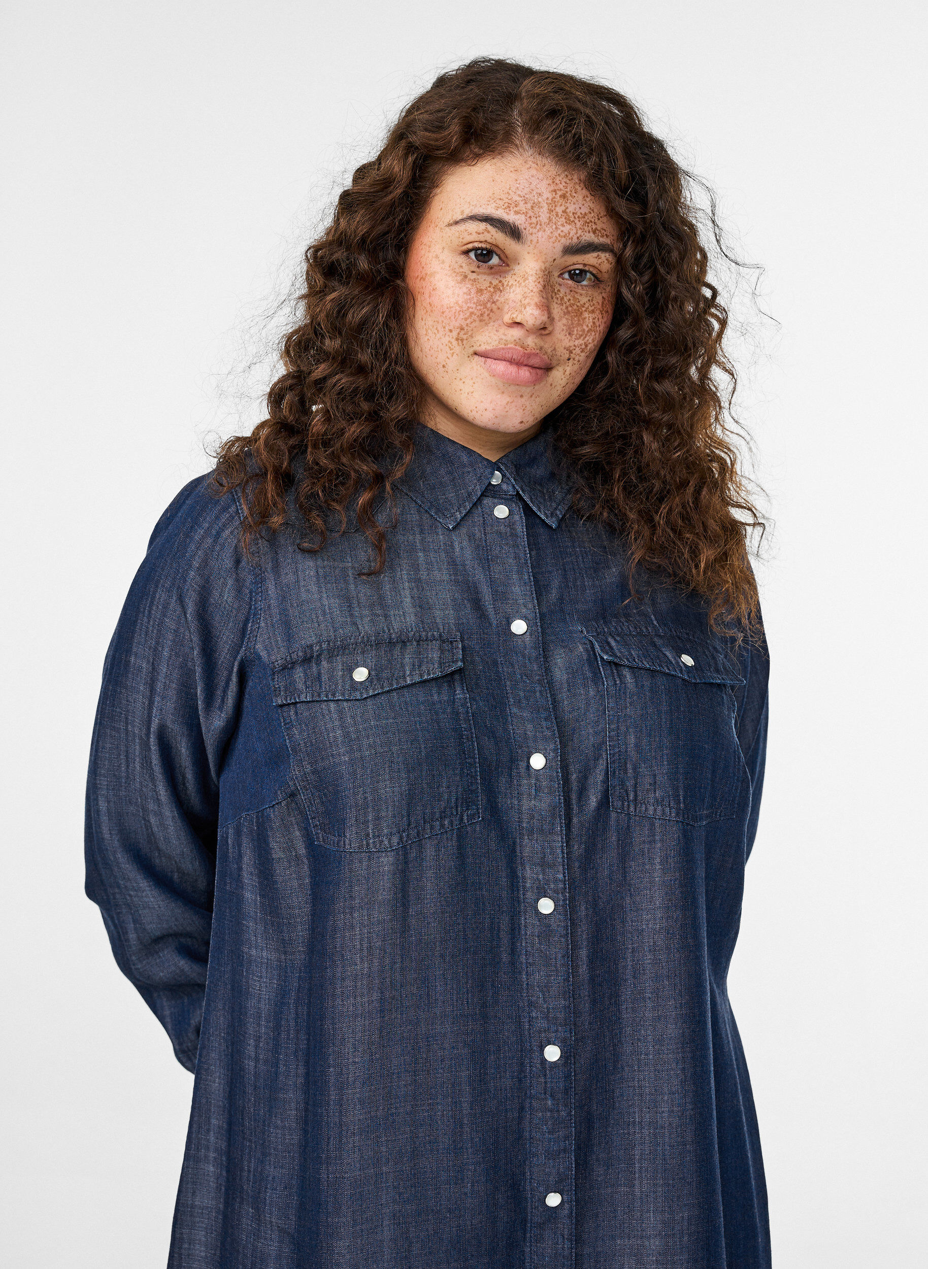 Zizzi Robe courte en lyocell denim avec pressions, Bleu, Model image number 2
