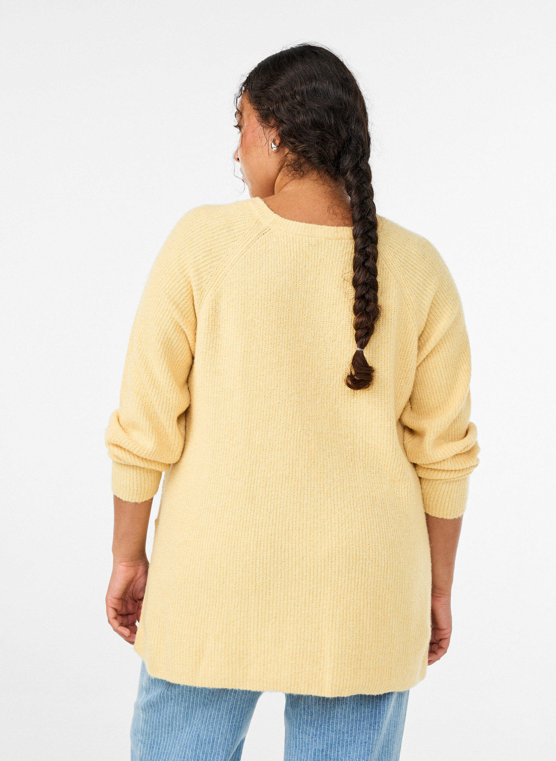 Zizzi Strickpullover mit diagonalem Muster und Raglan&auml;rmeln, Gelb, Model image number 2