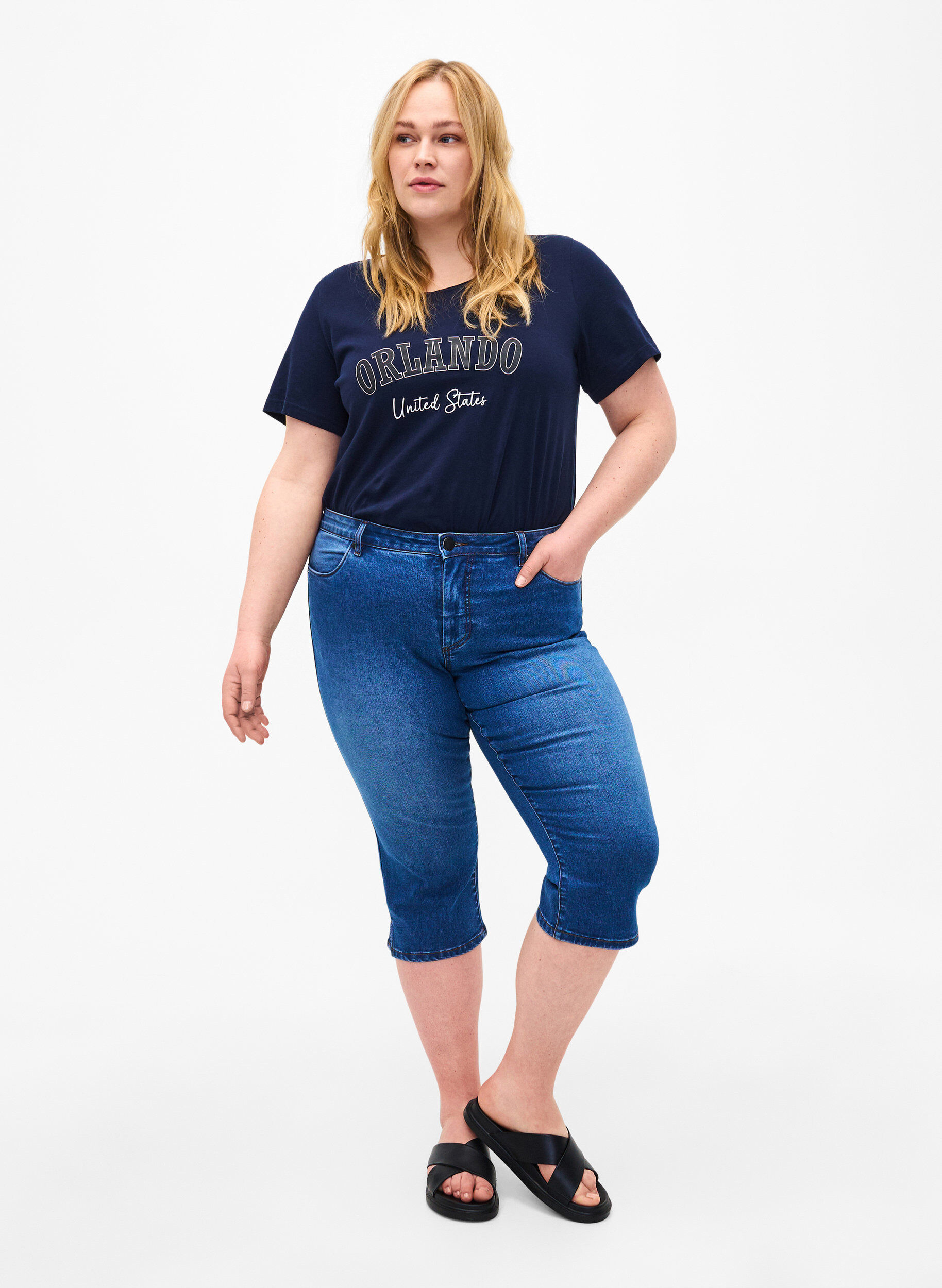 Zizzi Emily Schmale Passform Denim-Caprihose, Blue Denim, Model image number 0