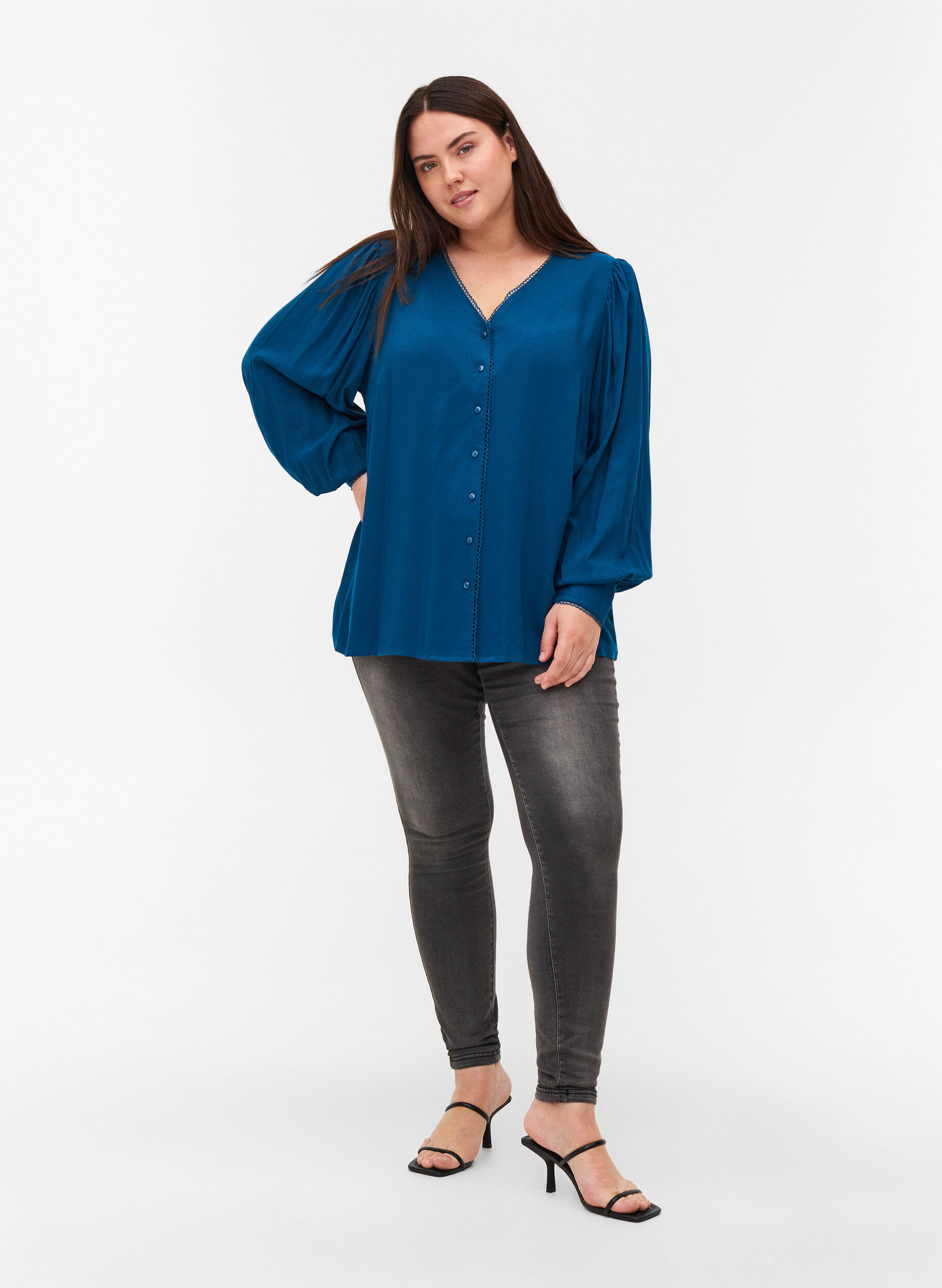 Zizzi Blouse en viscose avec boutons et manches bouffantes, Poseidon, Model image number 2