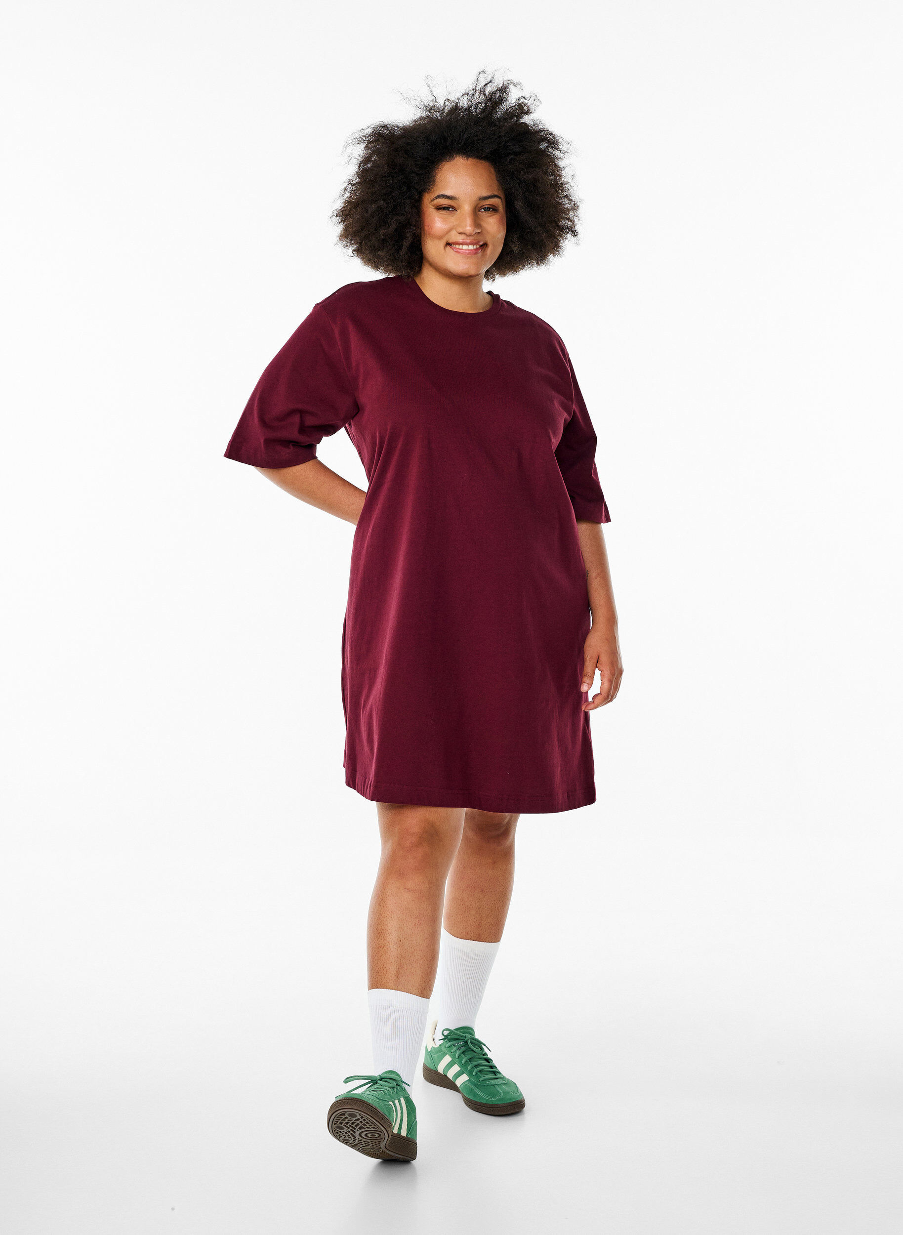 Knielanges Baumwoll-T-Shirt-Kleid, Rot, Model