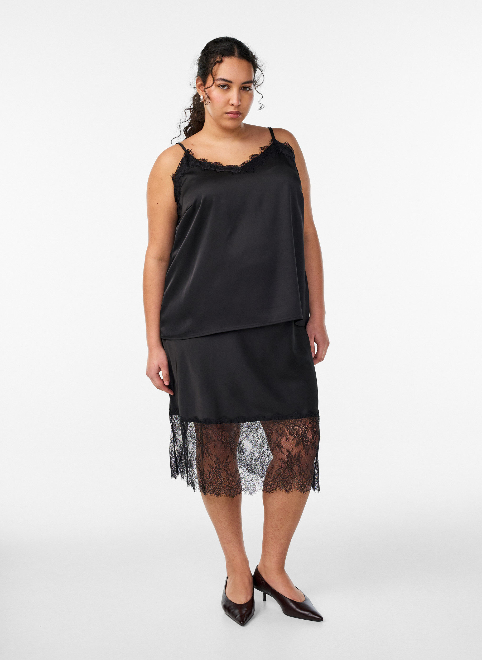 Jupe satin&eacute;e avec bordure en dentelle, Noir, Model