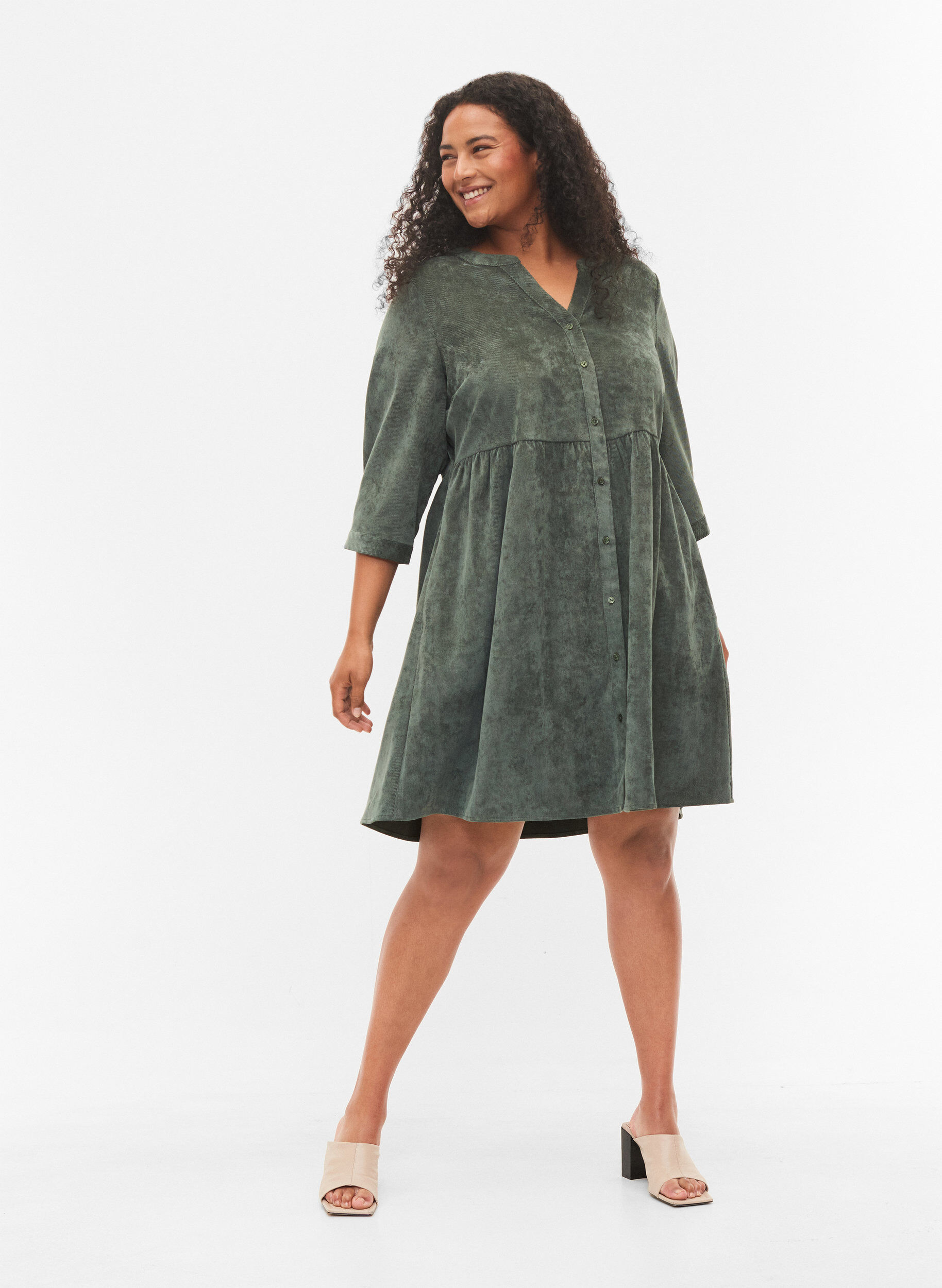 Zizzi Robe en velours avec manches 3/4 et boutons, Deep Forest, Model image number 1