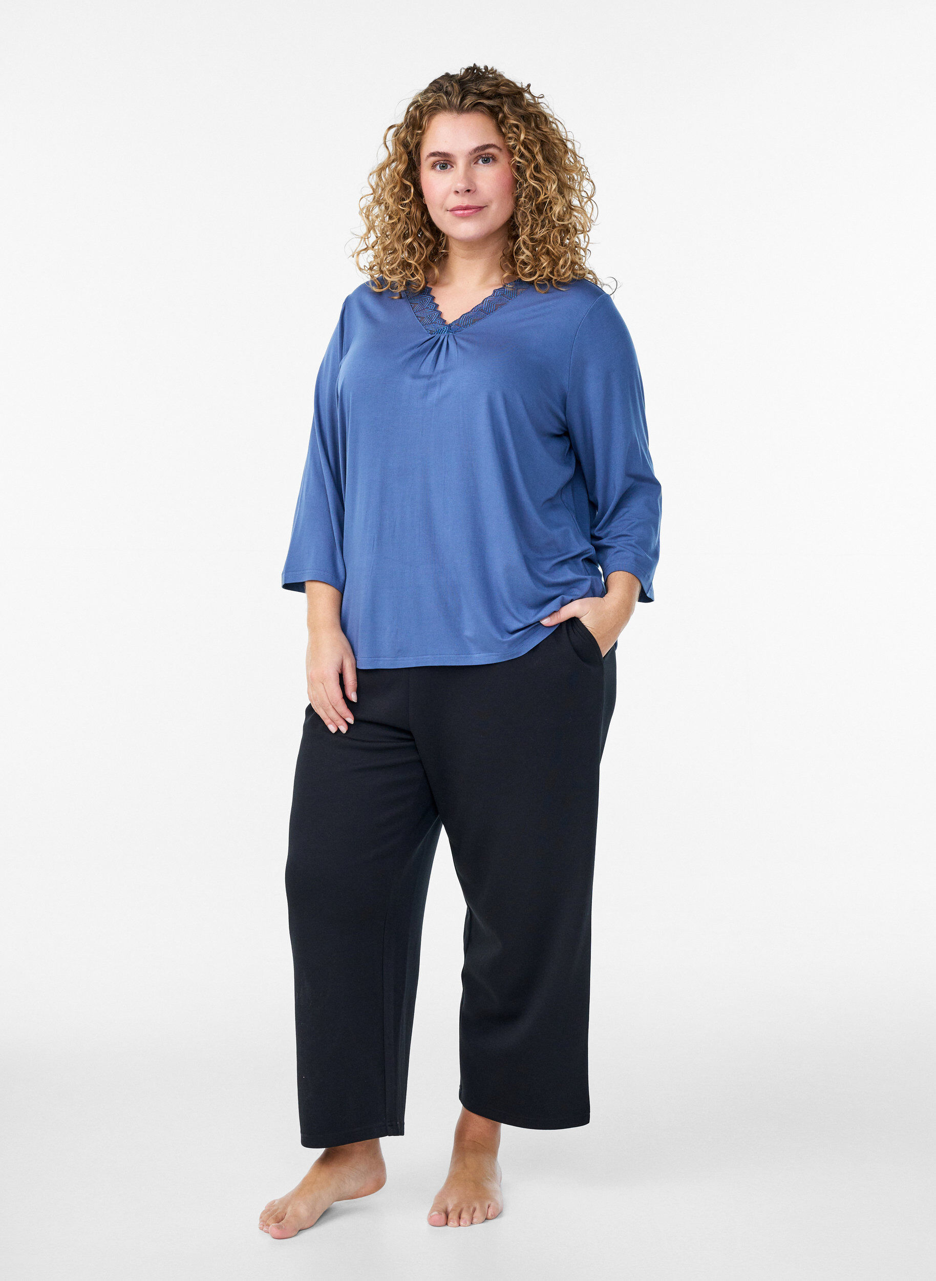 Zizzi Haut de pyjama en viscose avec d&eacute;tails en dentelle et manches 3/4, Bleu, Model image number 1