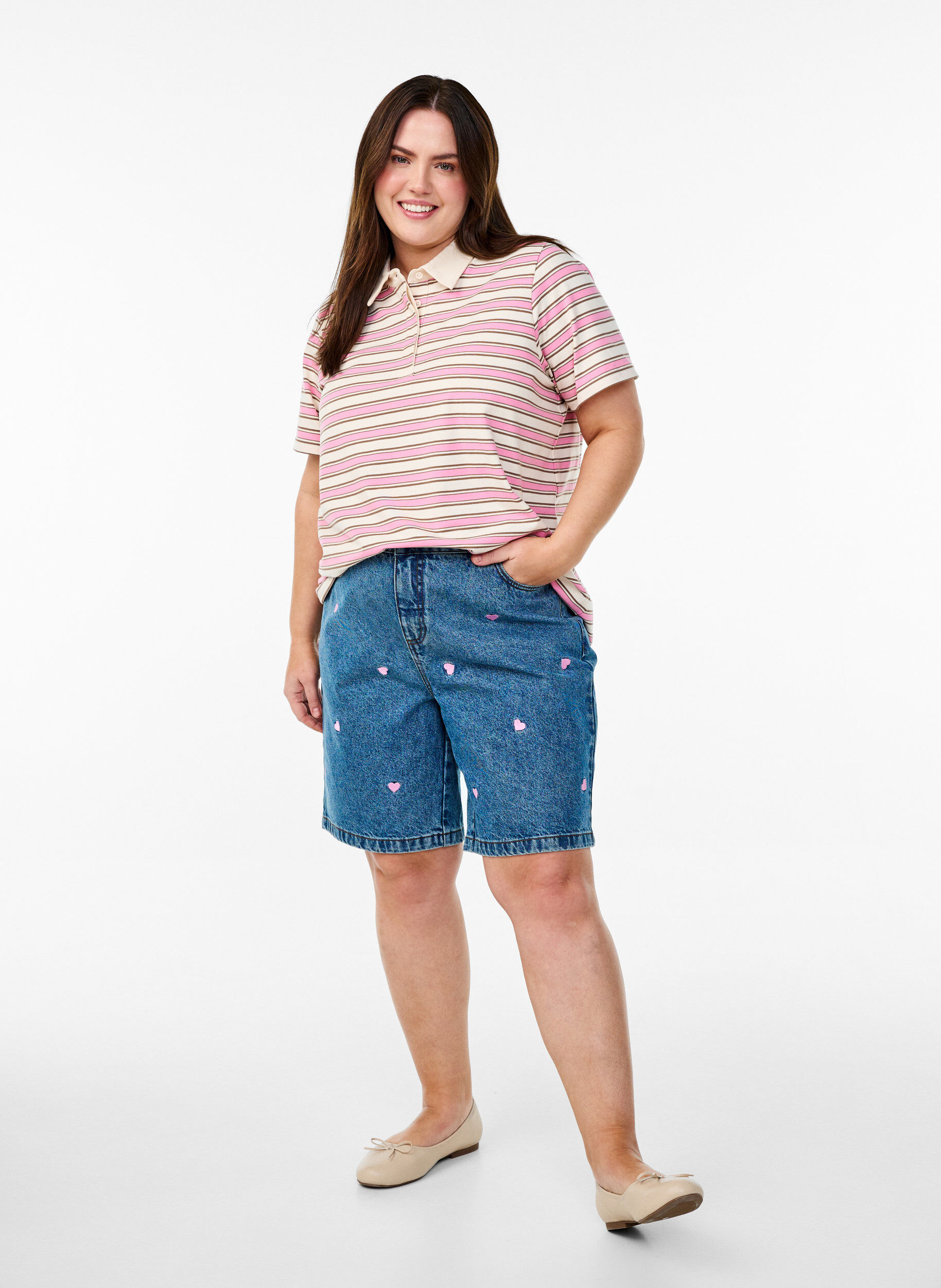 Zizzi Shorts en jean taille haute orn&eacute;s de c&oelig;urs brod&eacute;s, Bleu Clair, Model image number 1