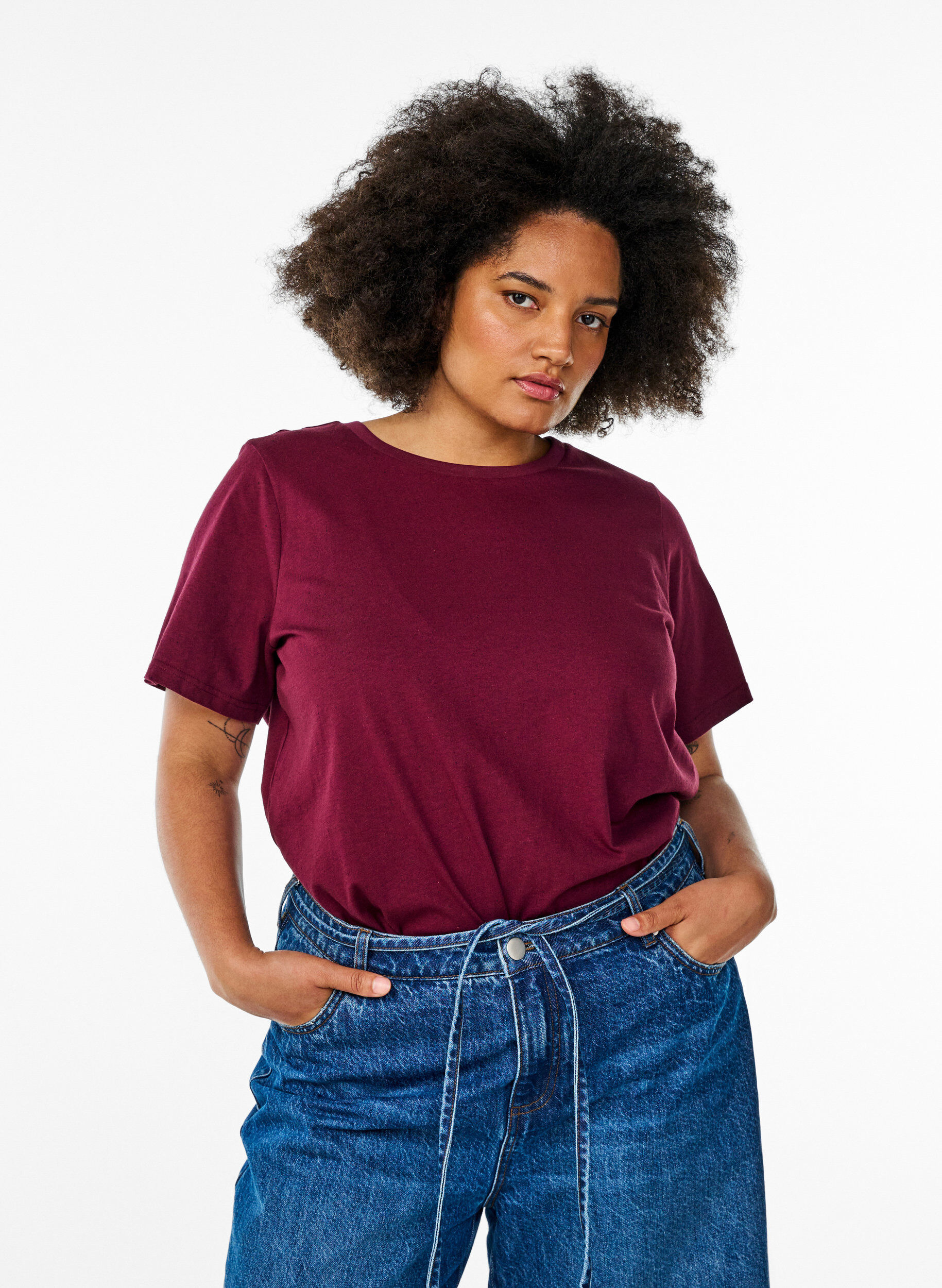 Zizzi T-shirt en coton avec col rond, Bordeaux fonc&eacute;, Model image number 0