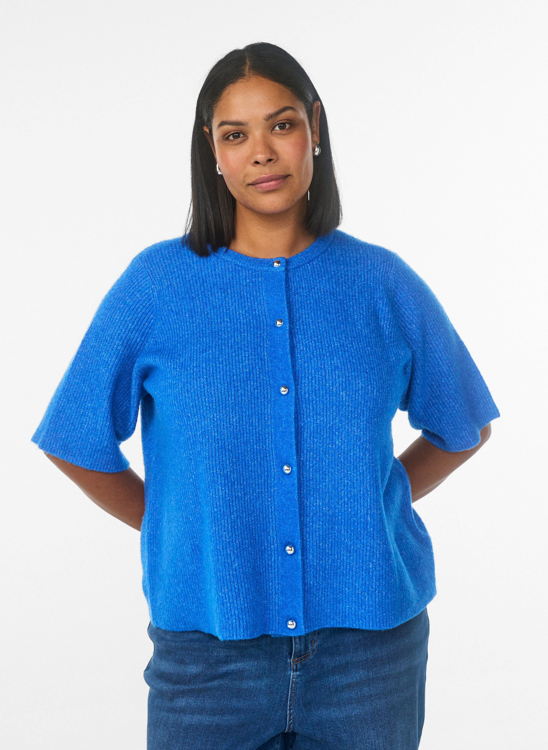 Zizzi Cardigan en maille &agrave; manches courtes avec boutons boule brillants, Bleu Clair, Model image number 0