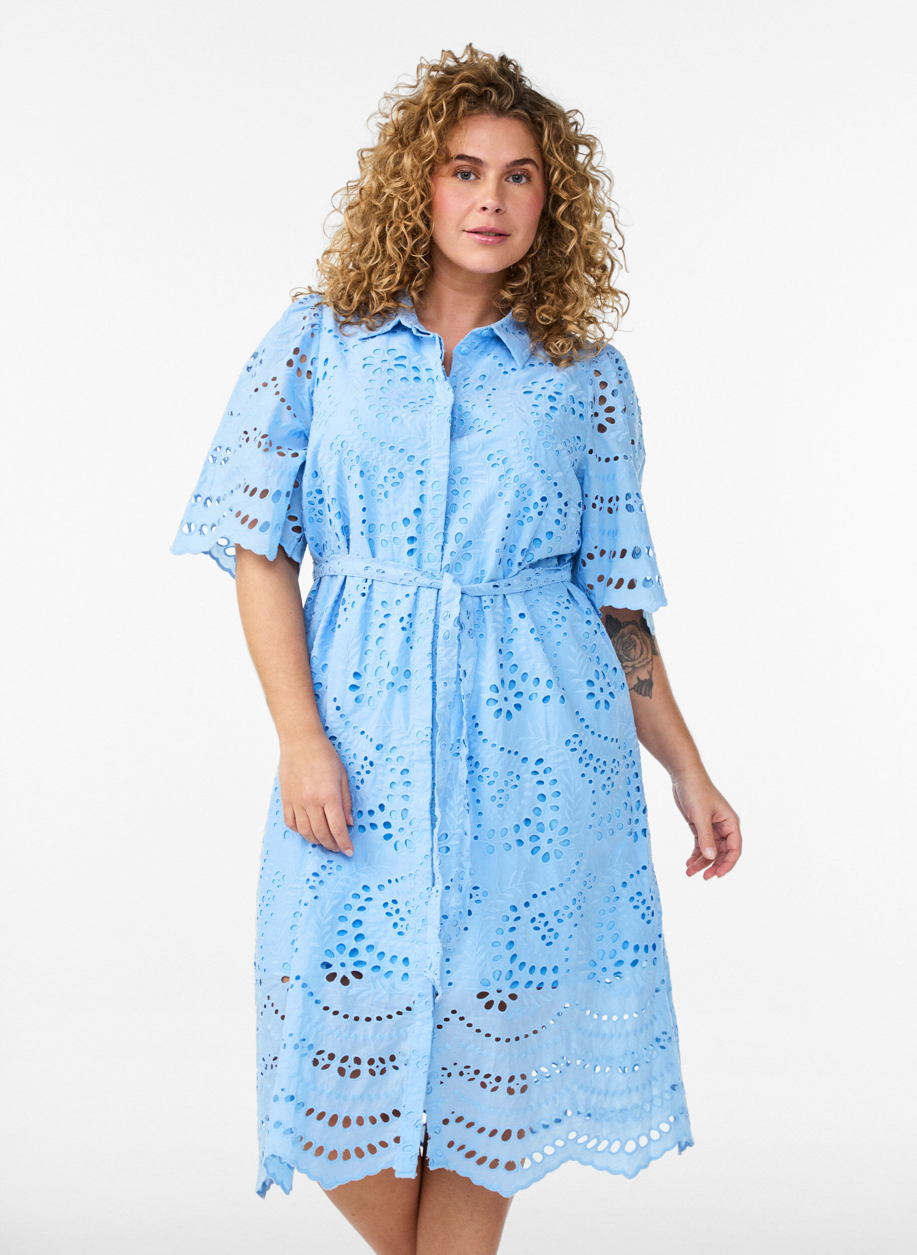 Robe chemise en broderie anglaise avec une ceinture &agrave; nouer, Bleu, Model