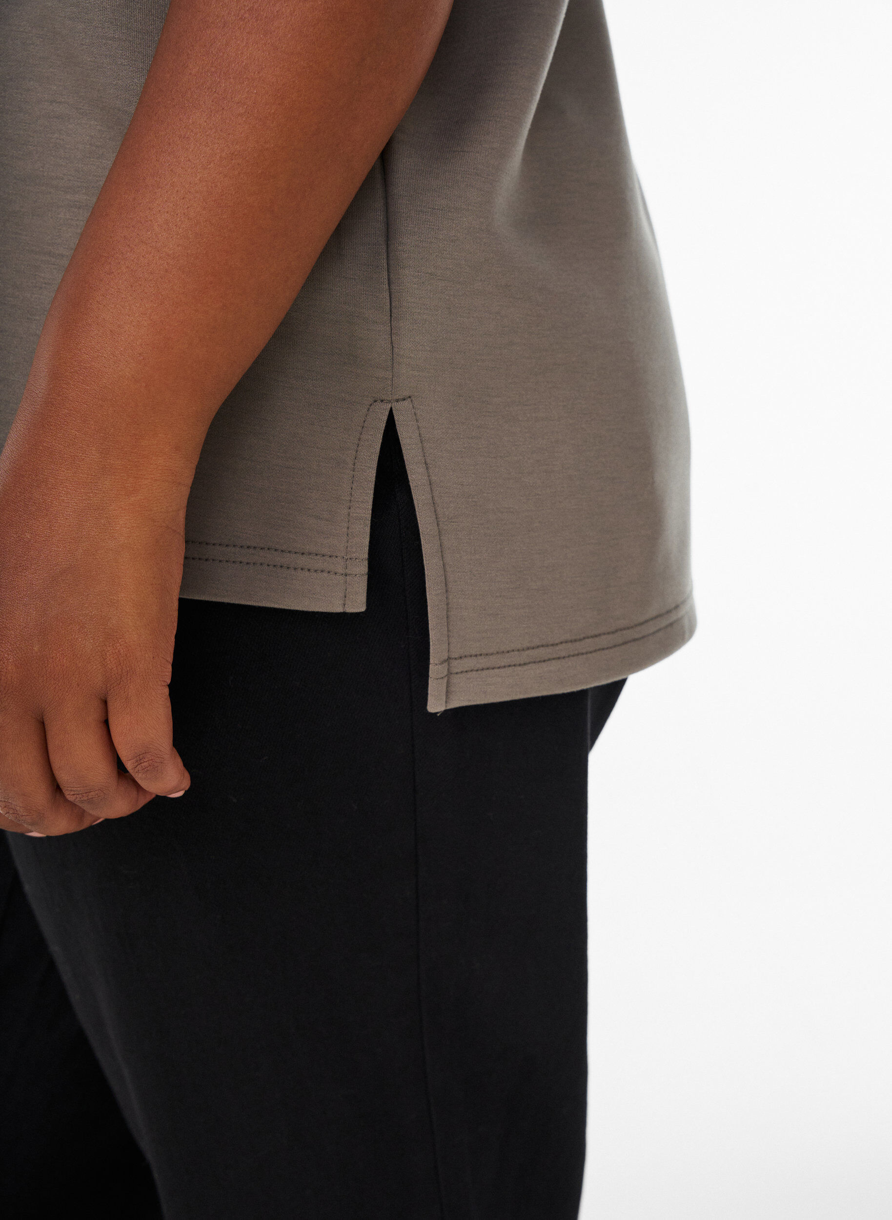 Zizzi Kurz&auml;rmeliges Sweatshirt mit hohem Kragen, Braun, Model image number 3