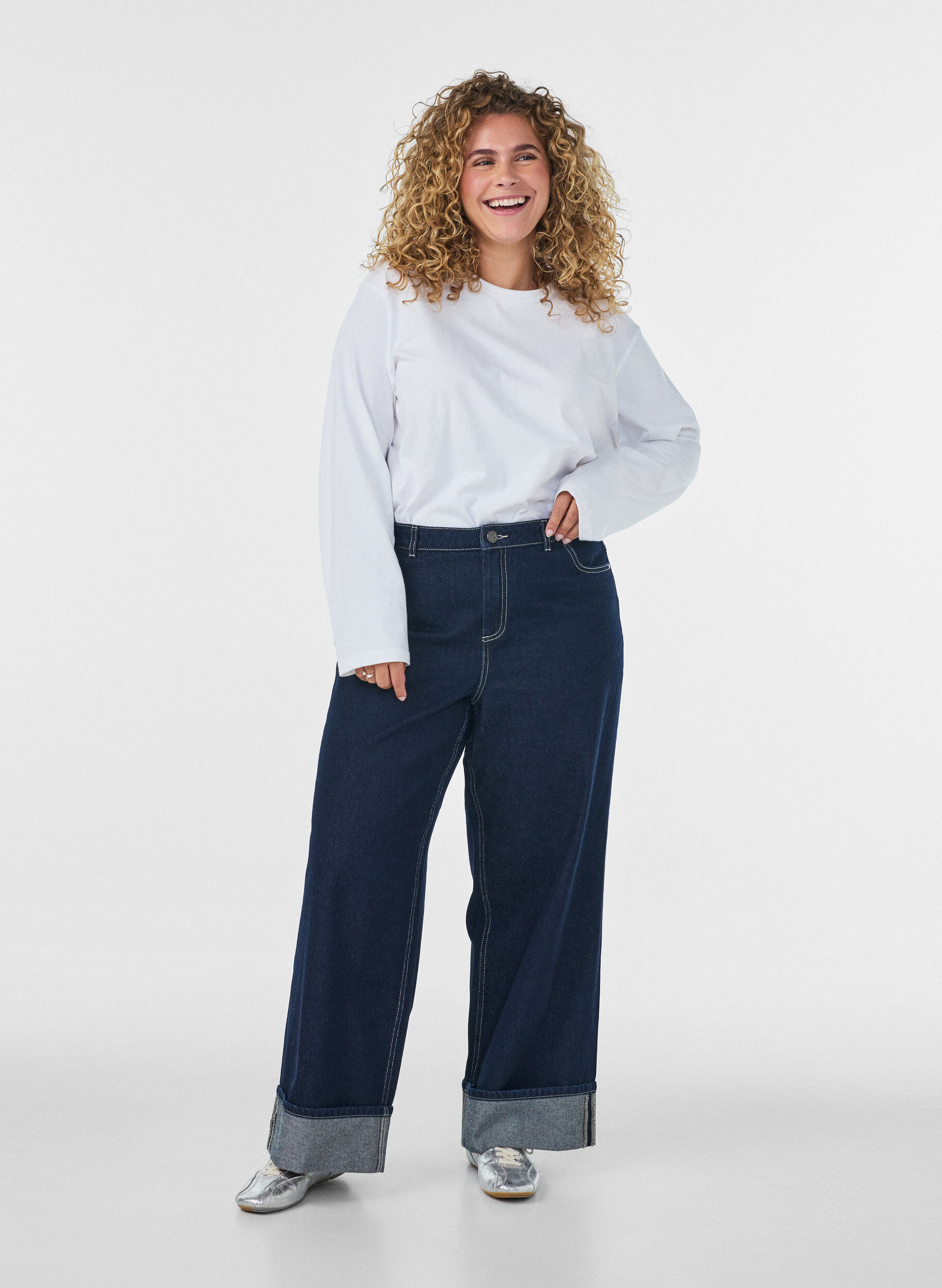 ZizziJean coupe large avec de larges revers et surpiq&ucirc;res contrastantes, Bleu, Model image number 0