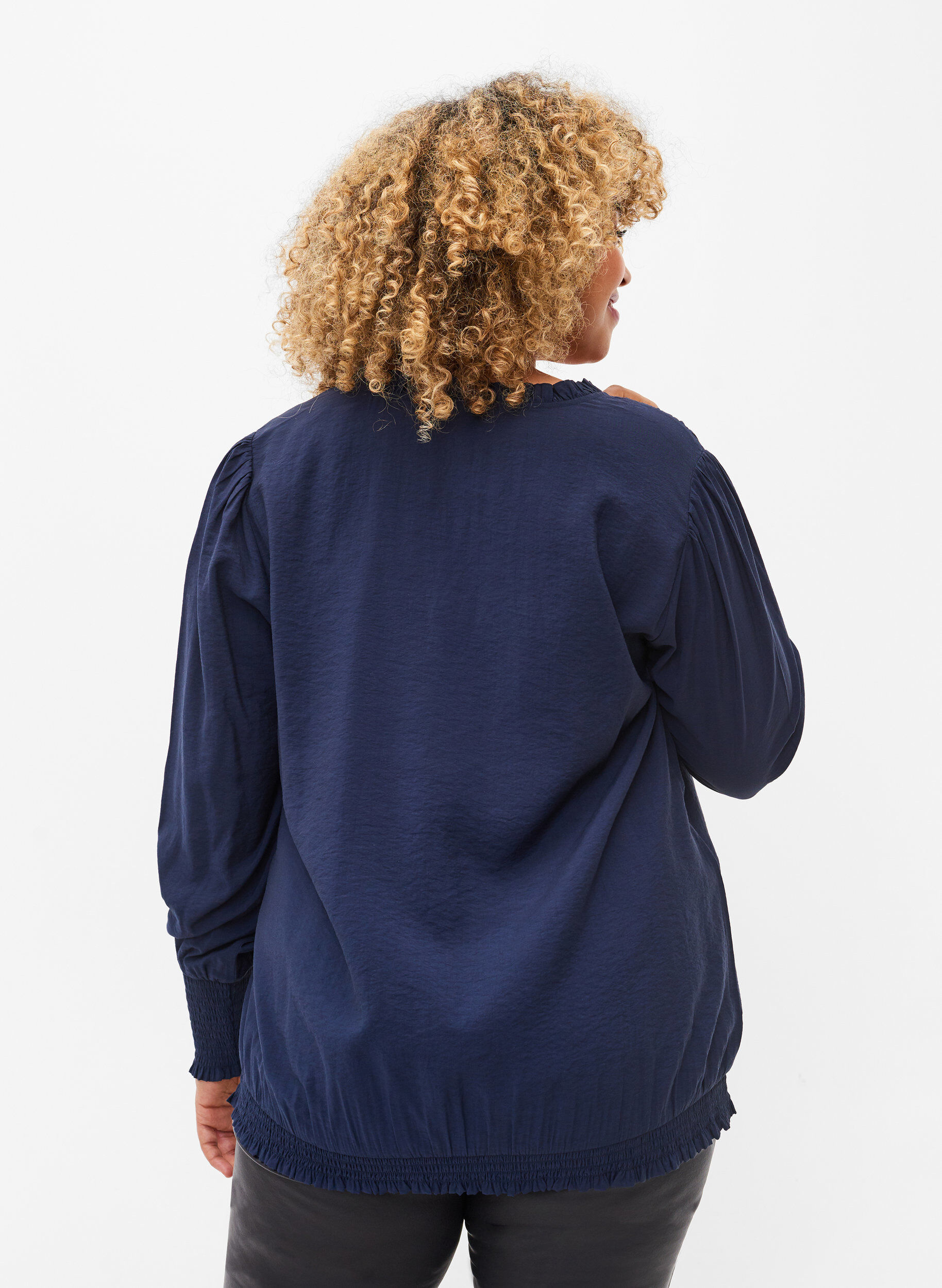 Zizzi Blouse en viscose &agrave; manches longues et &agrave; smocks, Navy Blazer, Model image number 1