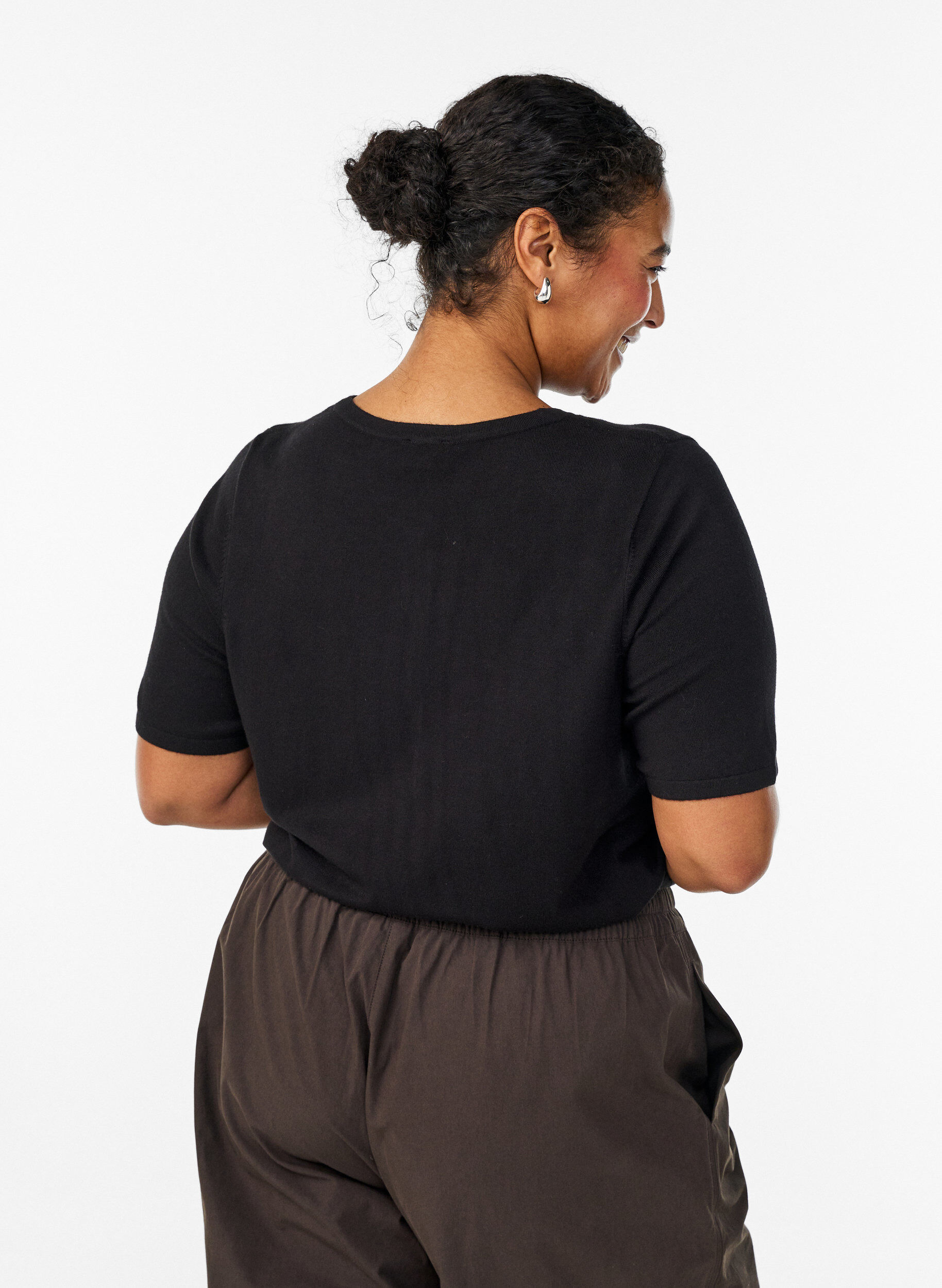 Zizzi Kurz&auml;rmelige Strickjacke aus Viskose, Schwarz, Model image number 2