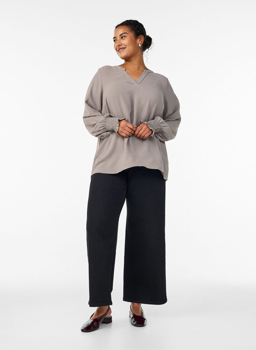 Bluse mit Smockb&uuml;ndchen und V-Ausschnitt, Beige, Model image number 1