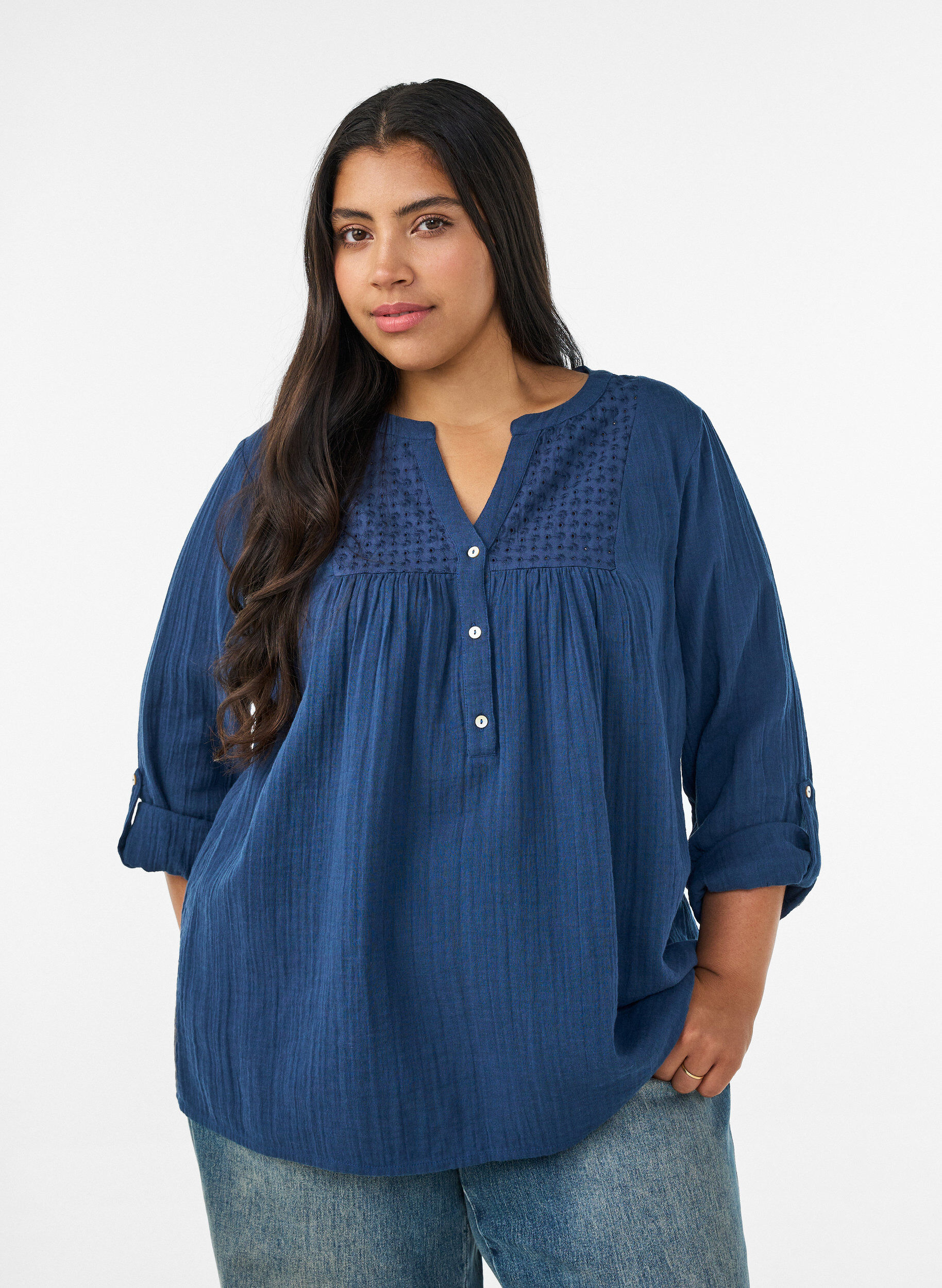 Blouse en mousseline de coton avec broderie anglaise, Bleu, Model
