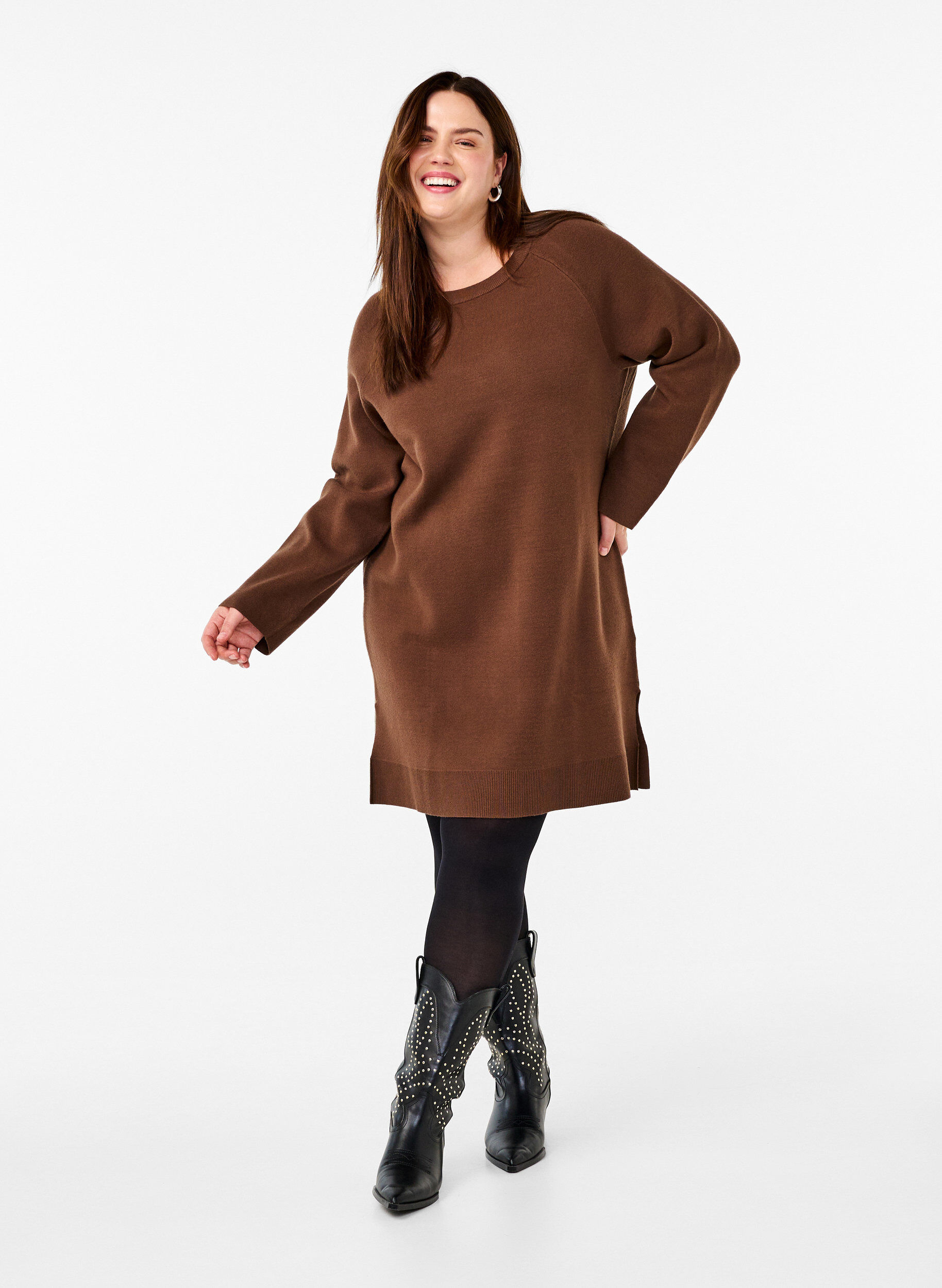Zizzi Strickkleid mit Rundhalsausschnitt und Schlitz, Braun, Model image number 1