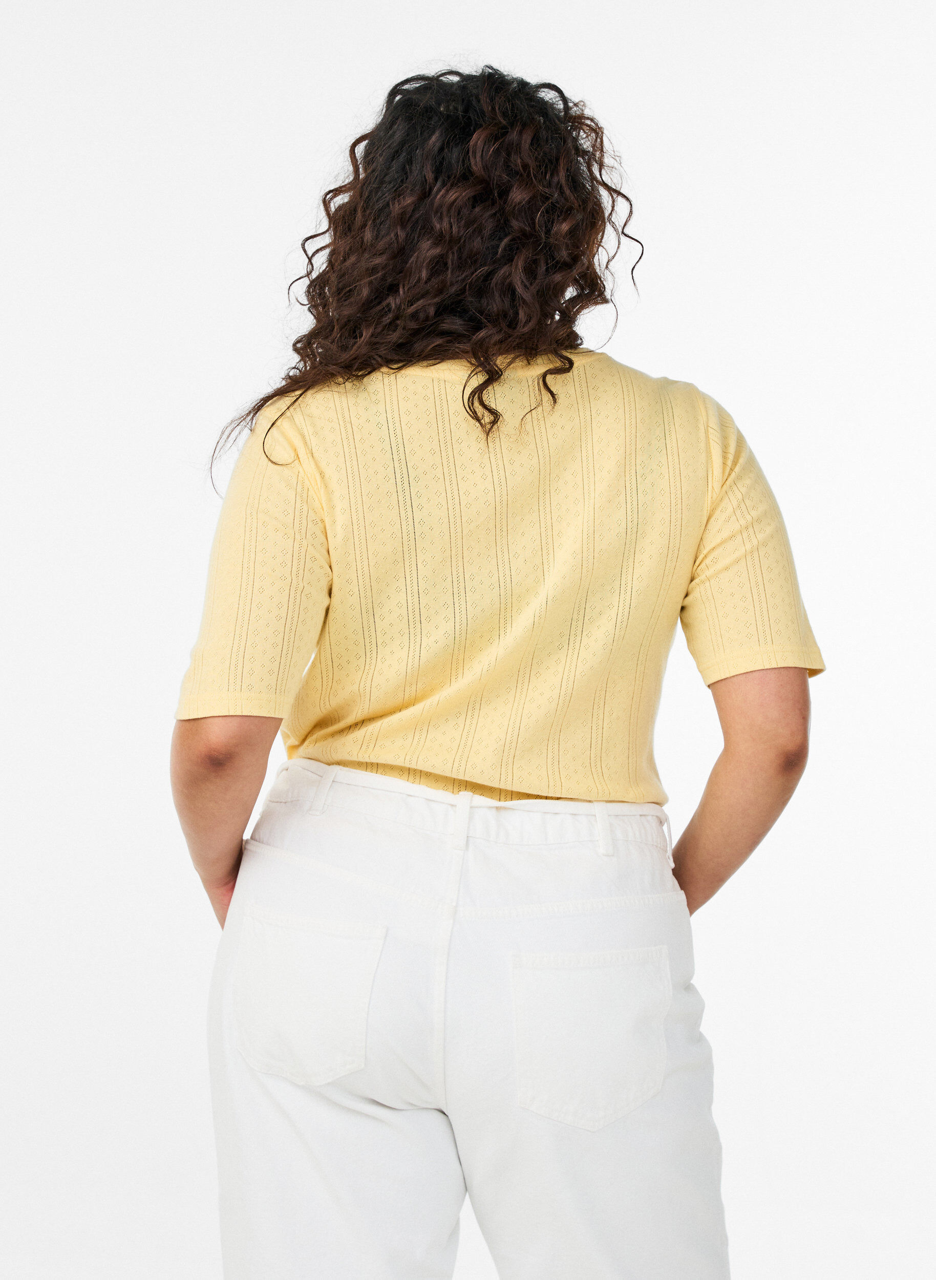 Zizzi T-shirt en coton avec broderie ajour&eacute;e, Jaune clair, Model image number 2