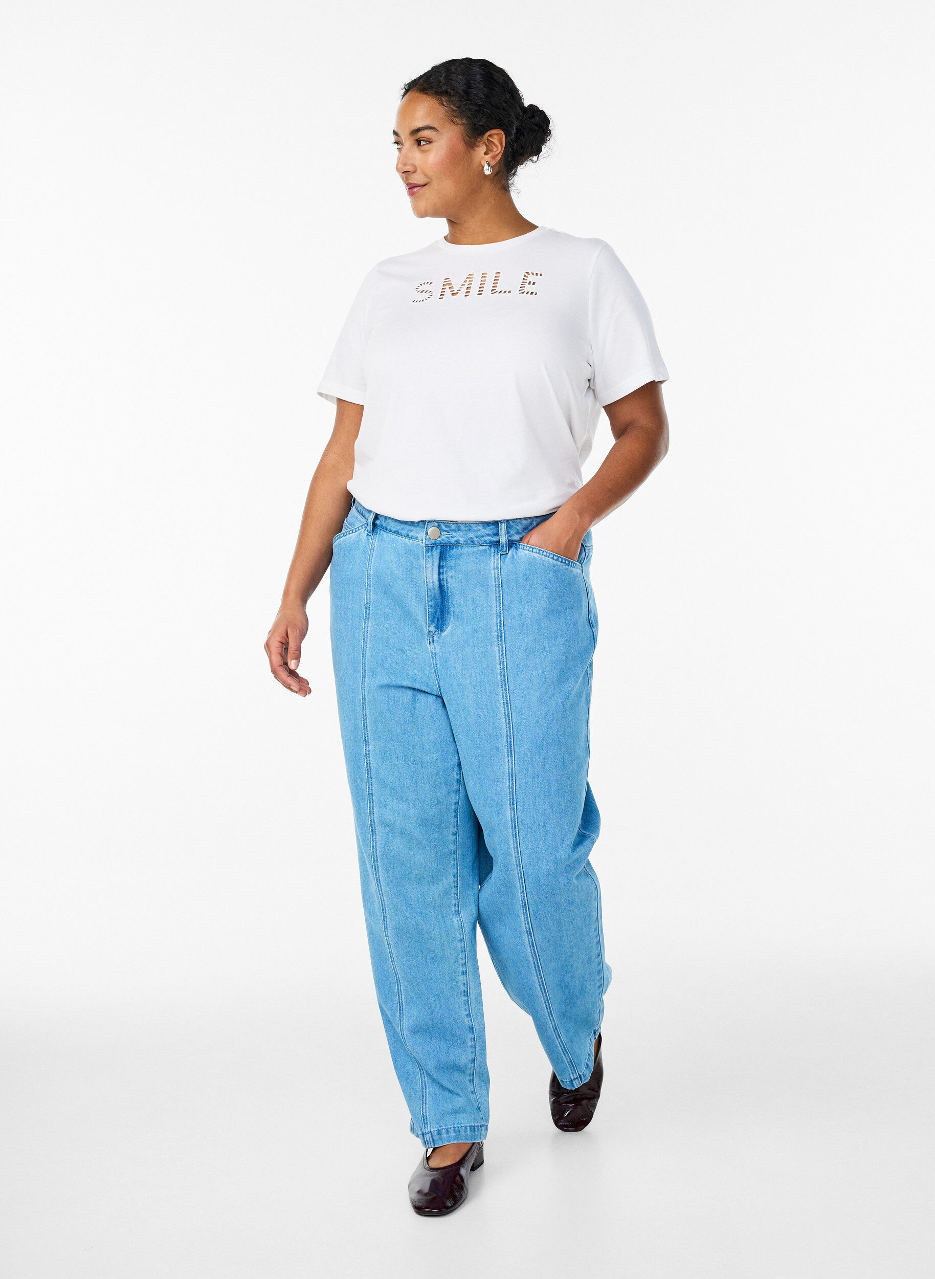 Zizzi T-shirt en coton avec texte brod&eacute;, Blanc, Model image number 1