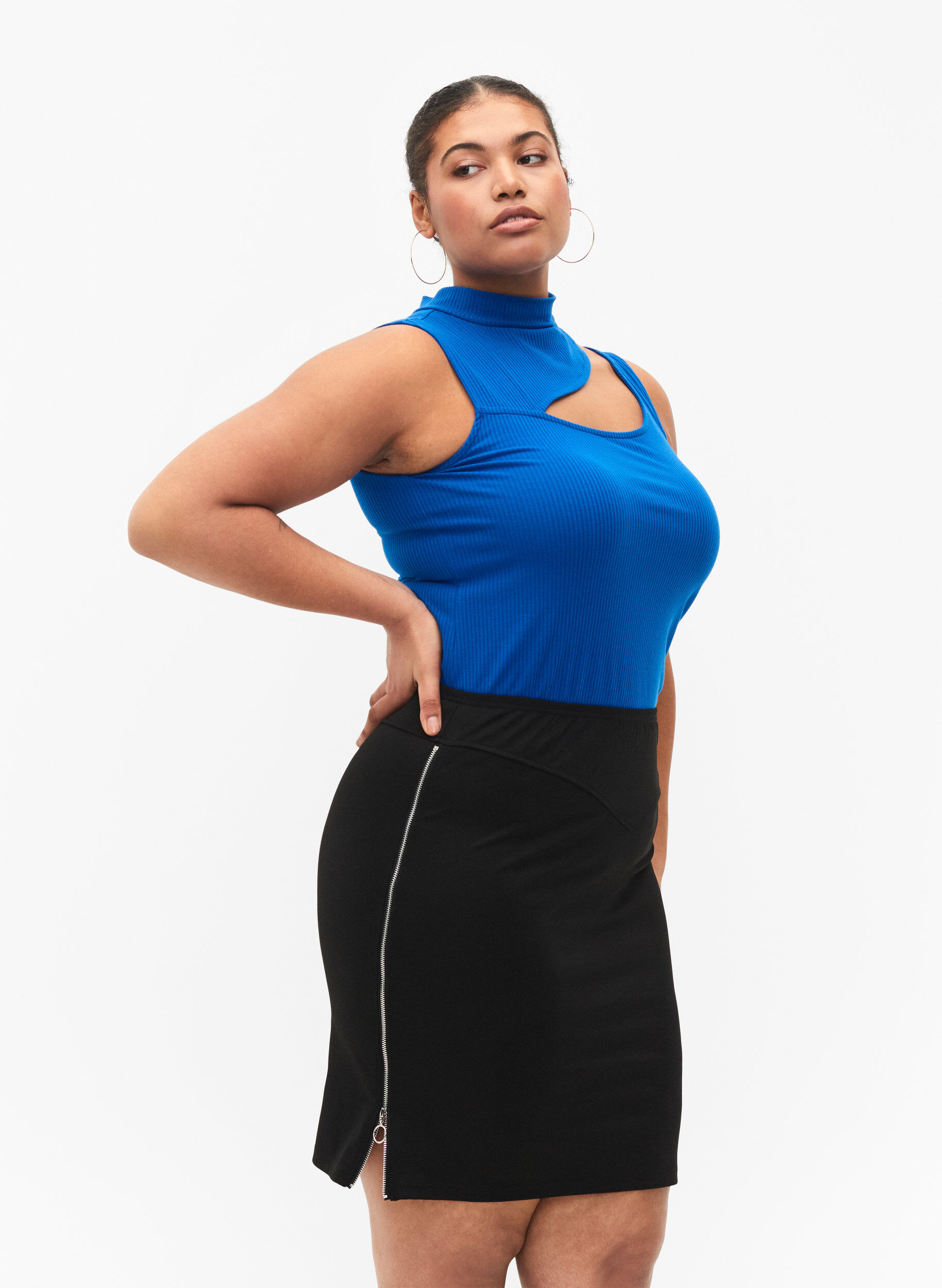 Zizzi Jupe ajust&eacute;e avec fermeture &eacute;clair sur le c&ocirc;t&eacute;, Black, Model image number 0