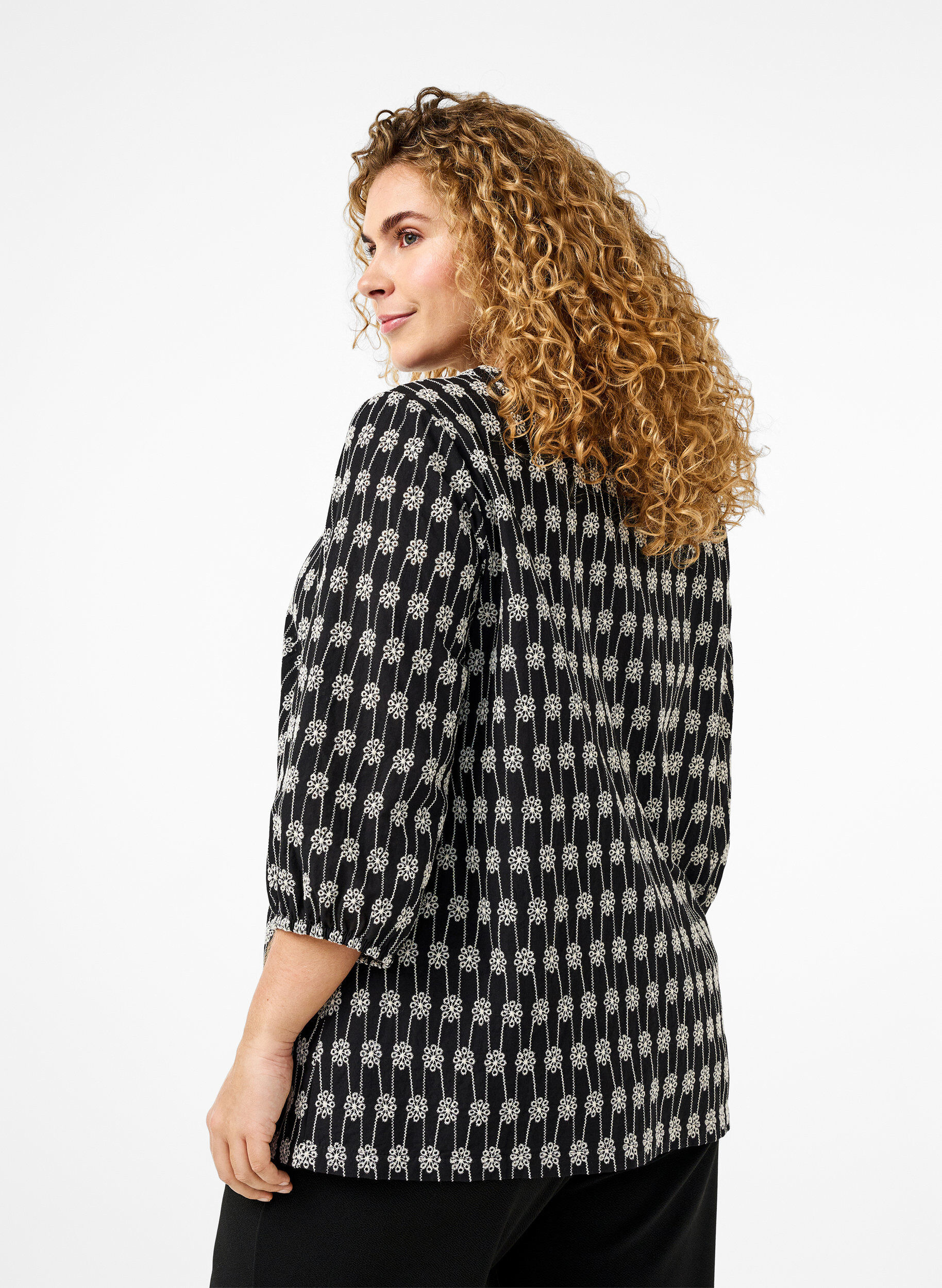 Zizzi  Baumwoll-Hemdbluse mit Blumenmuster, Black, Model image number 1