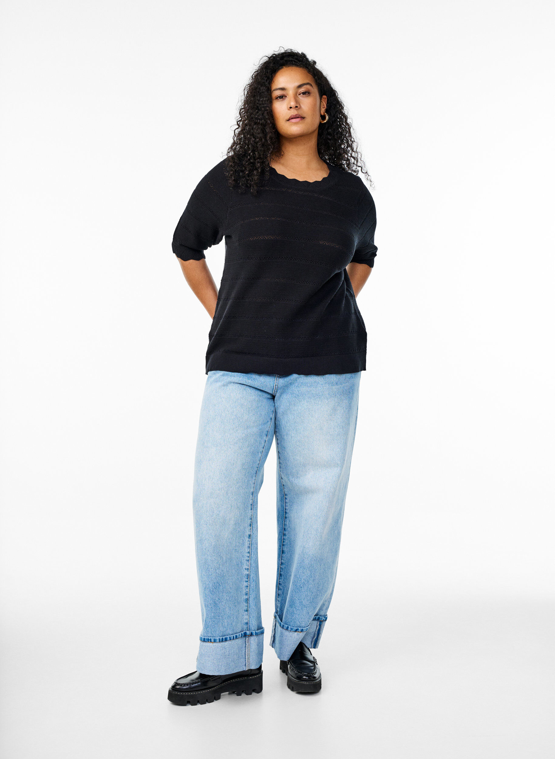 Zizzi Chemisier en maille avec un motif ajour&eacute; ray&eacute; et des manches courtes, Noir, Model image number 1