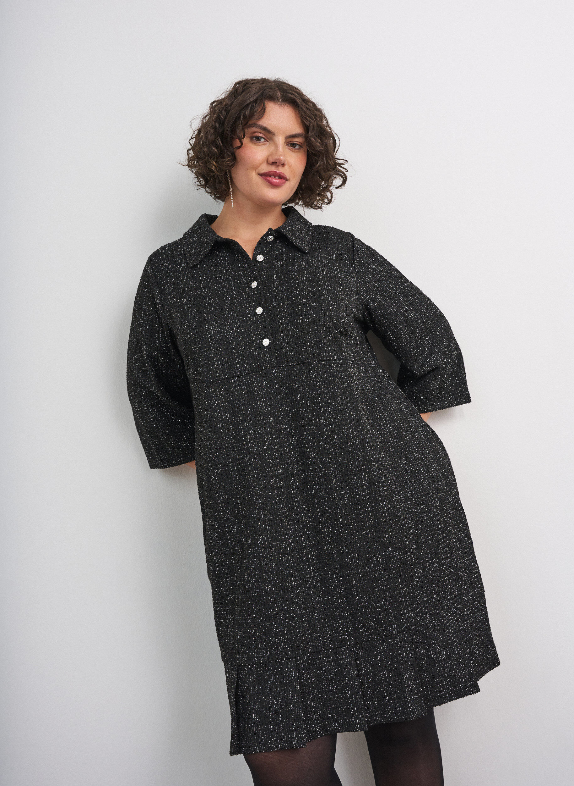 ZizziRobe courte en boucl&eacute; avec boutons d&eacute;coratifs, Noir, Model image number 0