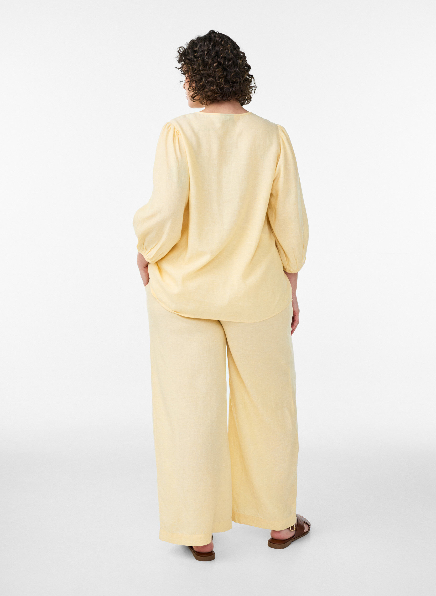 Zizzi Pantalon large en lin et viscose, Jaune clair, Model image number 1