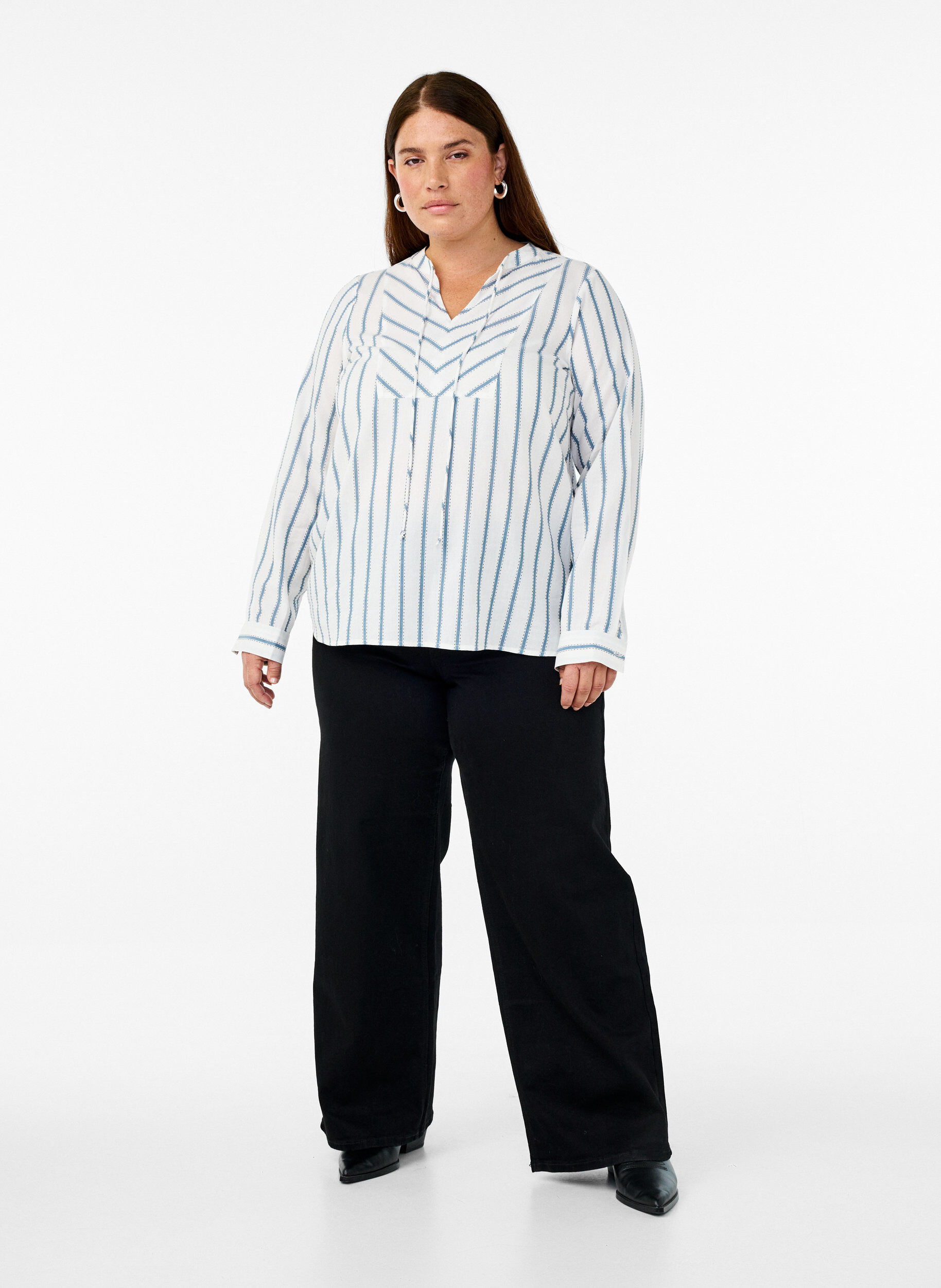 Zizzi Gestreifte Bluse mit Bindedetail, Wei&szlig;, Model image number 1