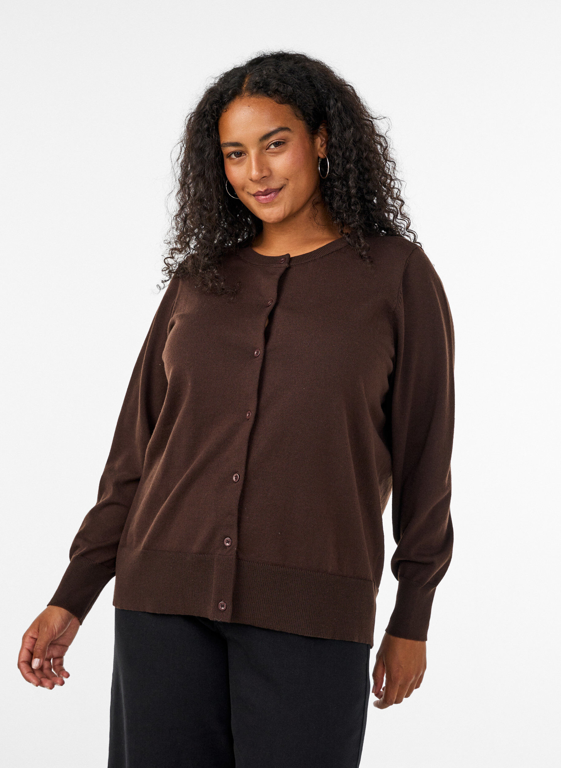 Feinstrick-Strickjacke mit Rundhalsausschnitt, Braun, Model