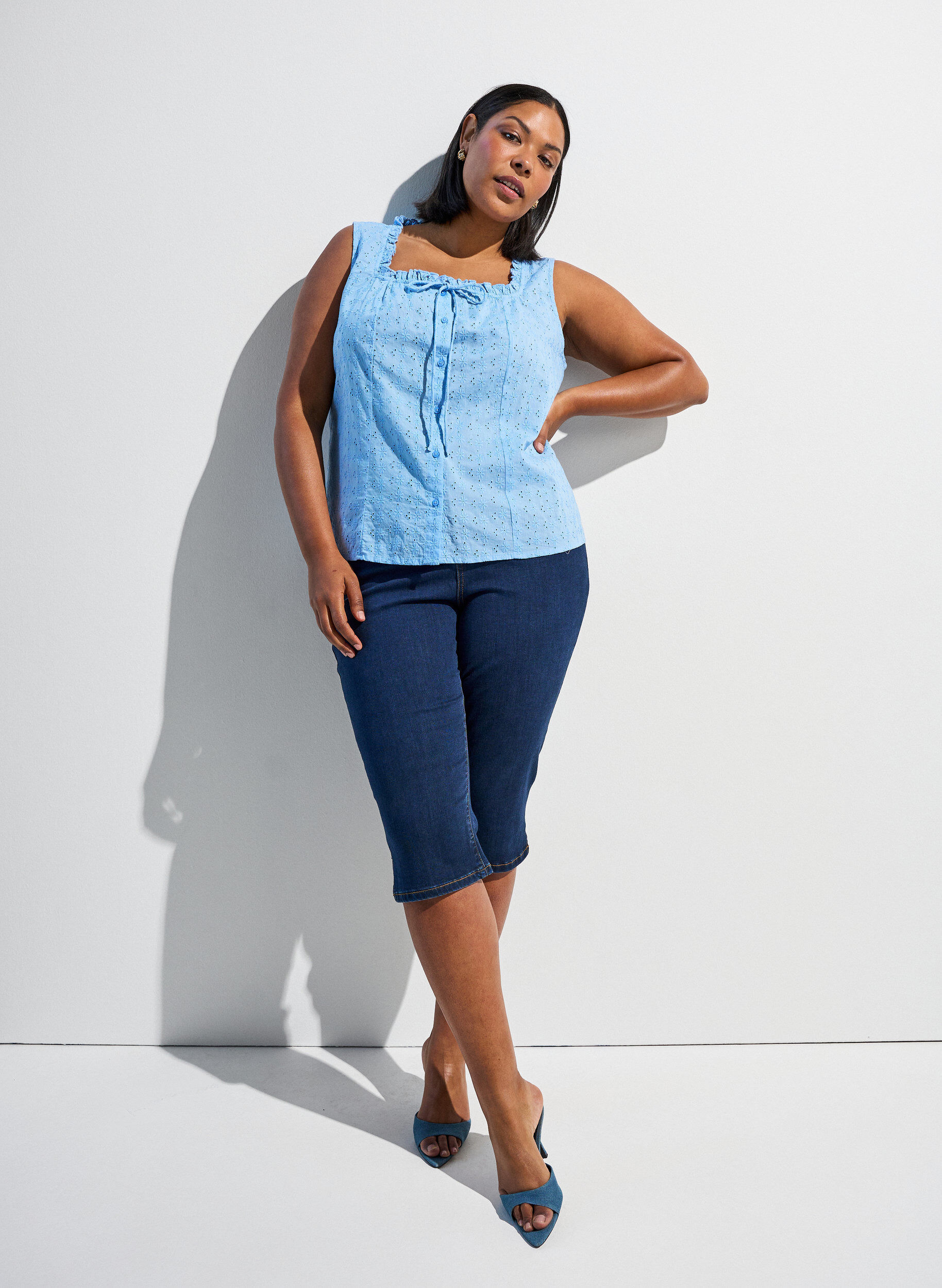 Zizzi&Auml;rmellose Bluse mit Lochstickerei und R&uuml;schen, Blau, Image image number 0