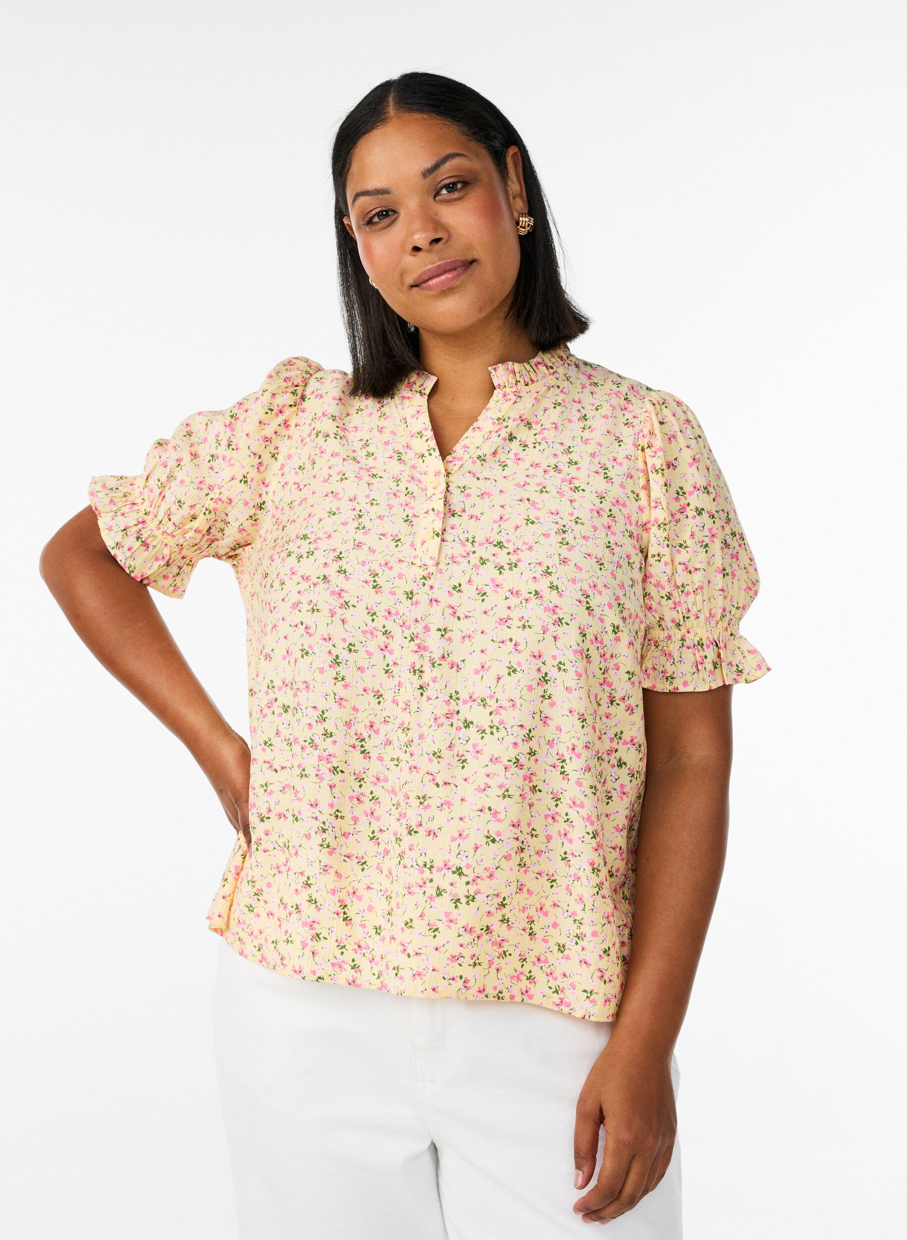 Blouse fleurie en viscose &agrave; manches courtes et col &agrave; volants, Jaune, Model