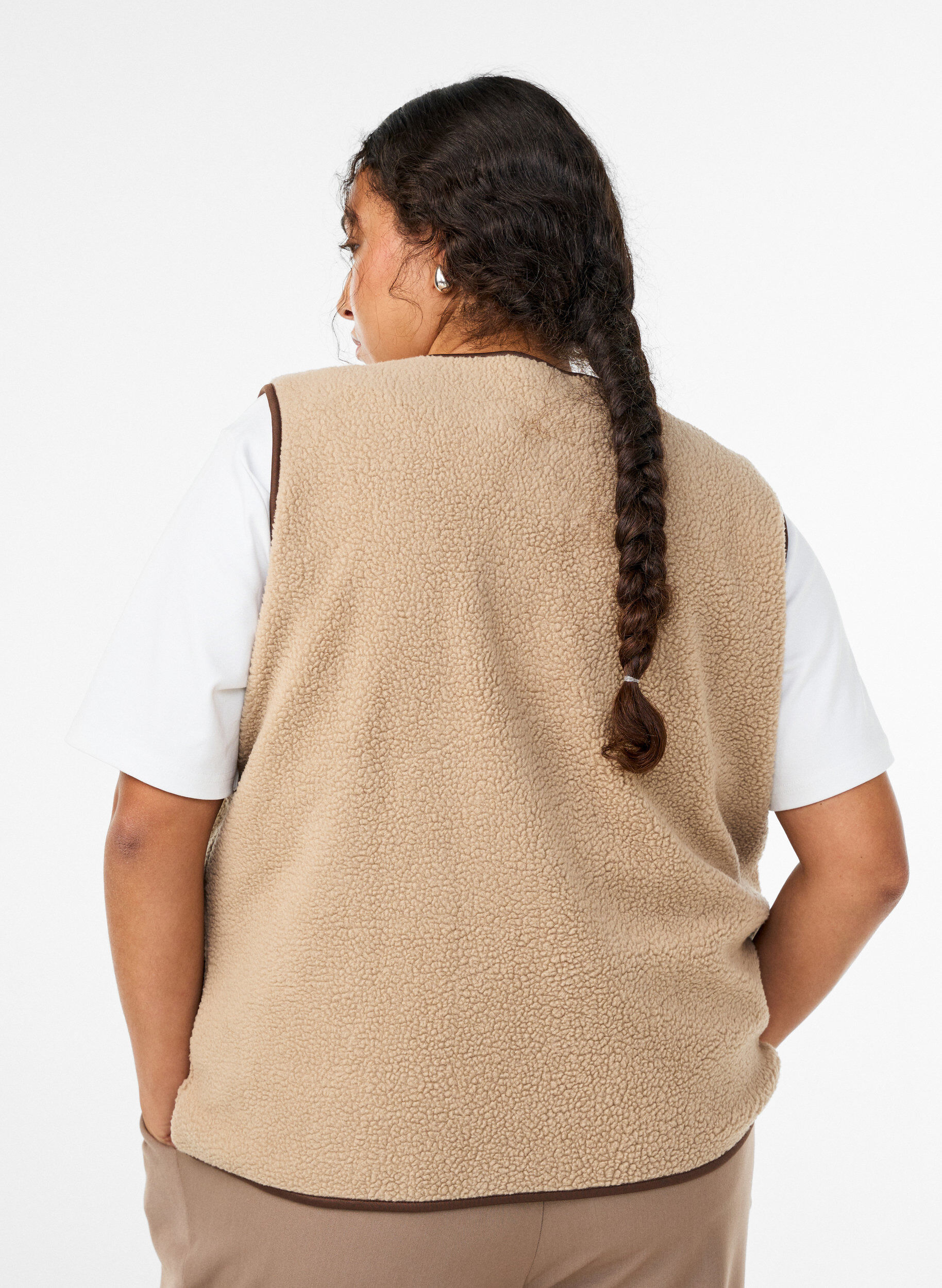 Zizzi Veste sans manches en teddy avec finitions contrast&eacute;es, Beige, Model image number 2