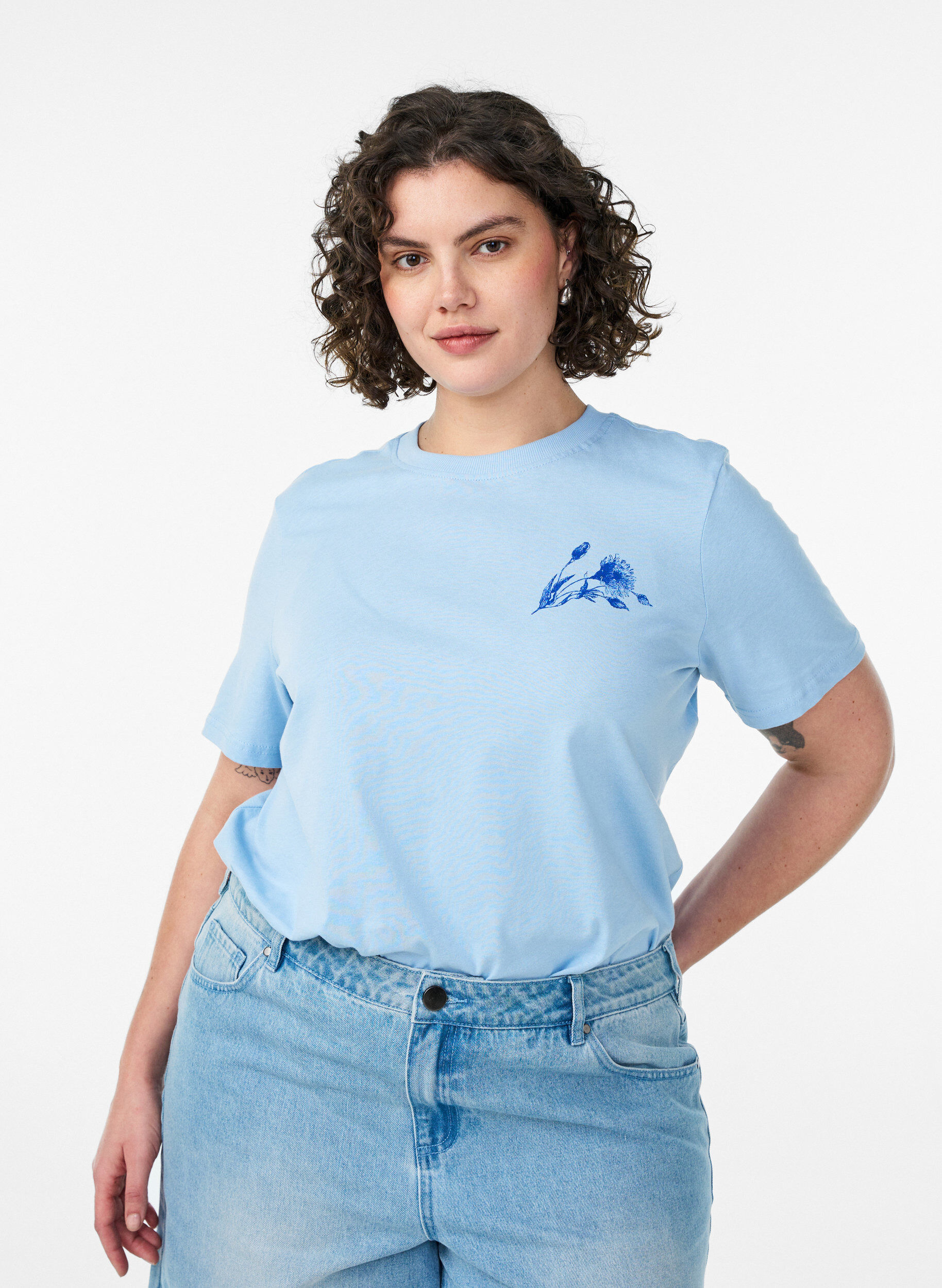 T-shirt aus Baumwolle mit Print, Blau, Model