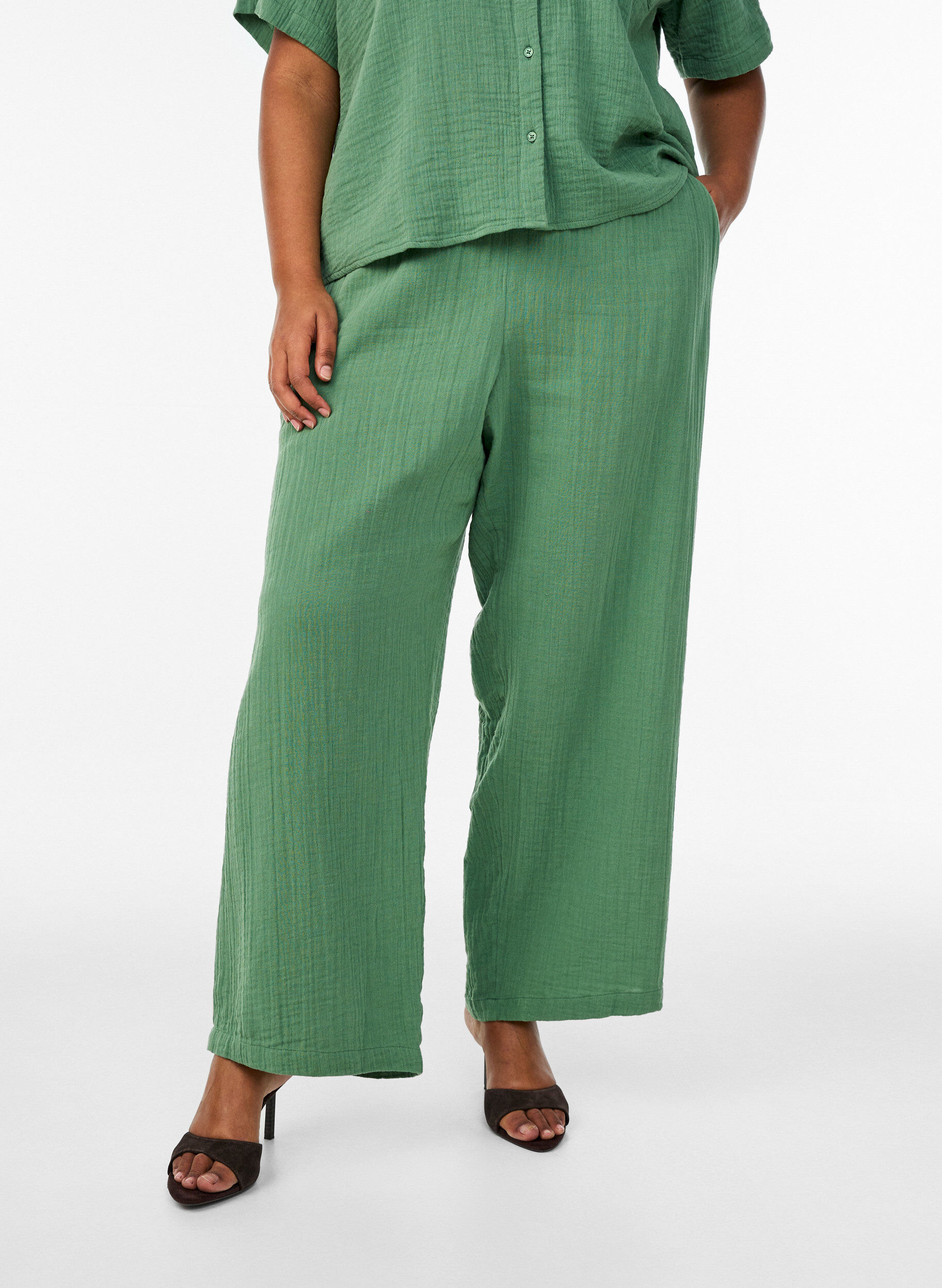 ZizziPantalon taille haute en mousseline de coton &agrave; coupe ample, Vert, Model image number 2